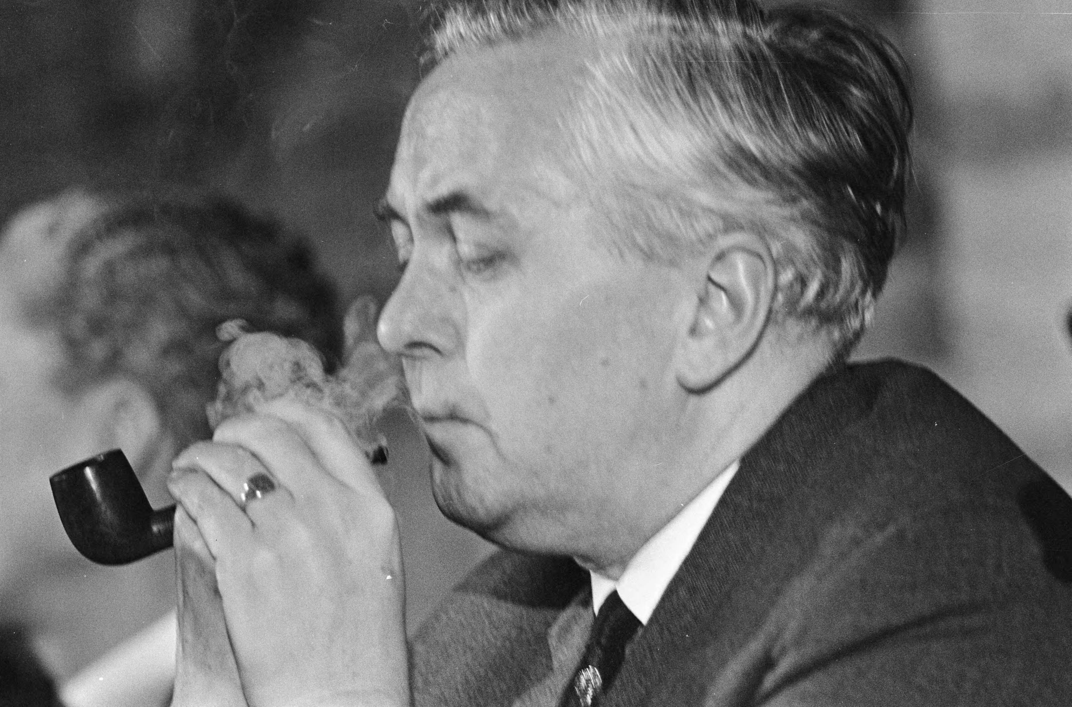 Fotocollectie Anefo — Premier Wilson gaf persconferentie na bespreking in Den Haag , Wilson (kop) met pijp — Foto: Koch, Eric / Anefo. Licentie: Set B: Rechtenvrij / Publiek Domein. Bron: Nationaal Archief. http://hdl.handle.net/10648/ab114bea-d0b4-102d-bcf8-003048976d84