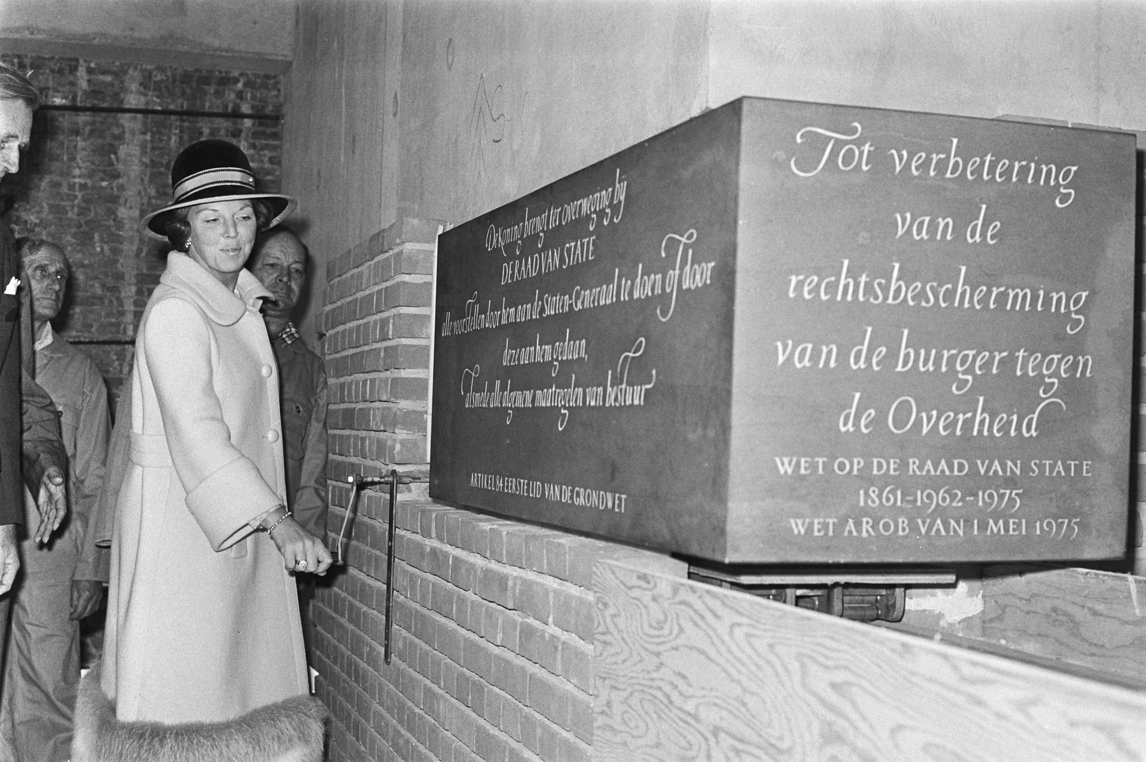 Hoeksteen voor het in aanbouw zijnde nieuwe gebouw van de Raad van State aan de Kneuterdijk te Den Haag, geplaatst door prinses Beatrix — Raad van State|Den Haag|Zuid-Holland|gebouwen |nieuwbouw |eerstesteenleggingen |prinsessen|Beatrix, prinses|Raad van State — Foto: Croes, Rob C. / Anefo. Licentie: Set B: Rechtenvrij / Publiek Domein. Bron: Nationaal Archief. http://hdl.handle.net/10648/acd29a9c-d0b4-102d-bcf8-003048976d84