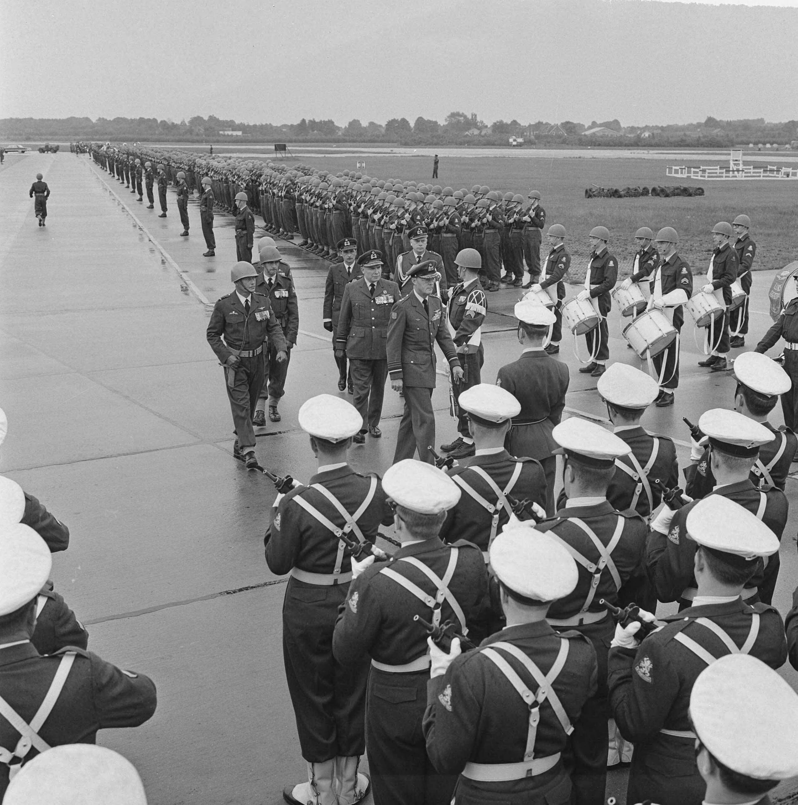 Fotocollectie Anefo — Vijftig jaar Koninklijke Luchtmacht. Defilé op Soesterberg. Inspectie van een detachement van de Marine door prins Bernhard — Foto: Koch, Eric / Anefo. Licentie: Set B: Rechtenvrij / Publiek Domein. Bron: Nationaal Archief. http://hdl.handle.net/10648/aa3d3274-d0b4-102d-bcf8-003048976d84