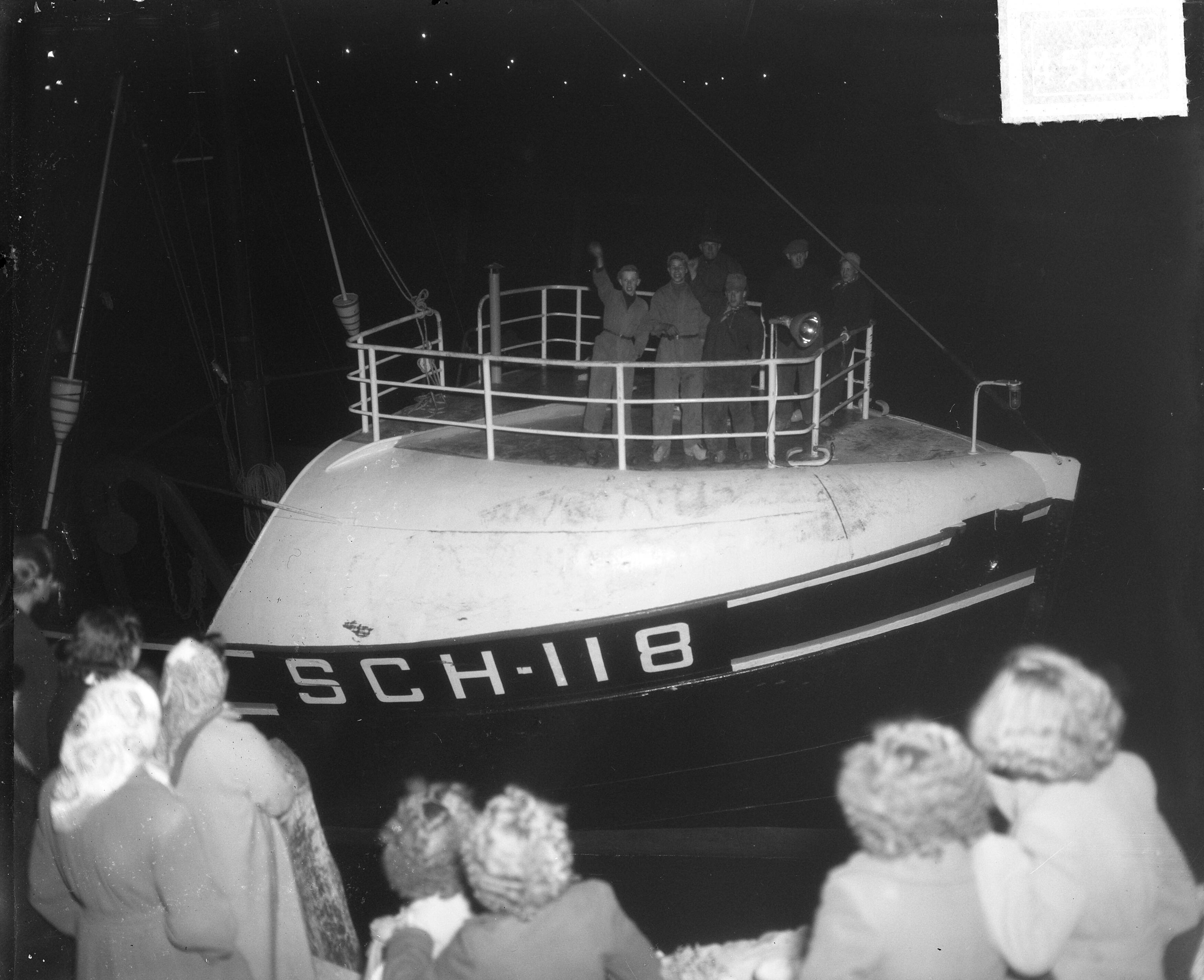Fotocollectie Anefo — Uitvaren haringvloot Scheveningen — Foto: Duinen, H. van / Anefo. Licentie: Set B: Rechtenvrij / Publiek Domein. Bron: Nationaal Archief. http://hdl.handle.net/10648/a8ea8b7e-d0b4-102d-bcf8-003048976d84