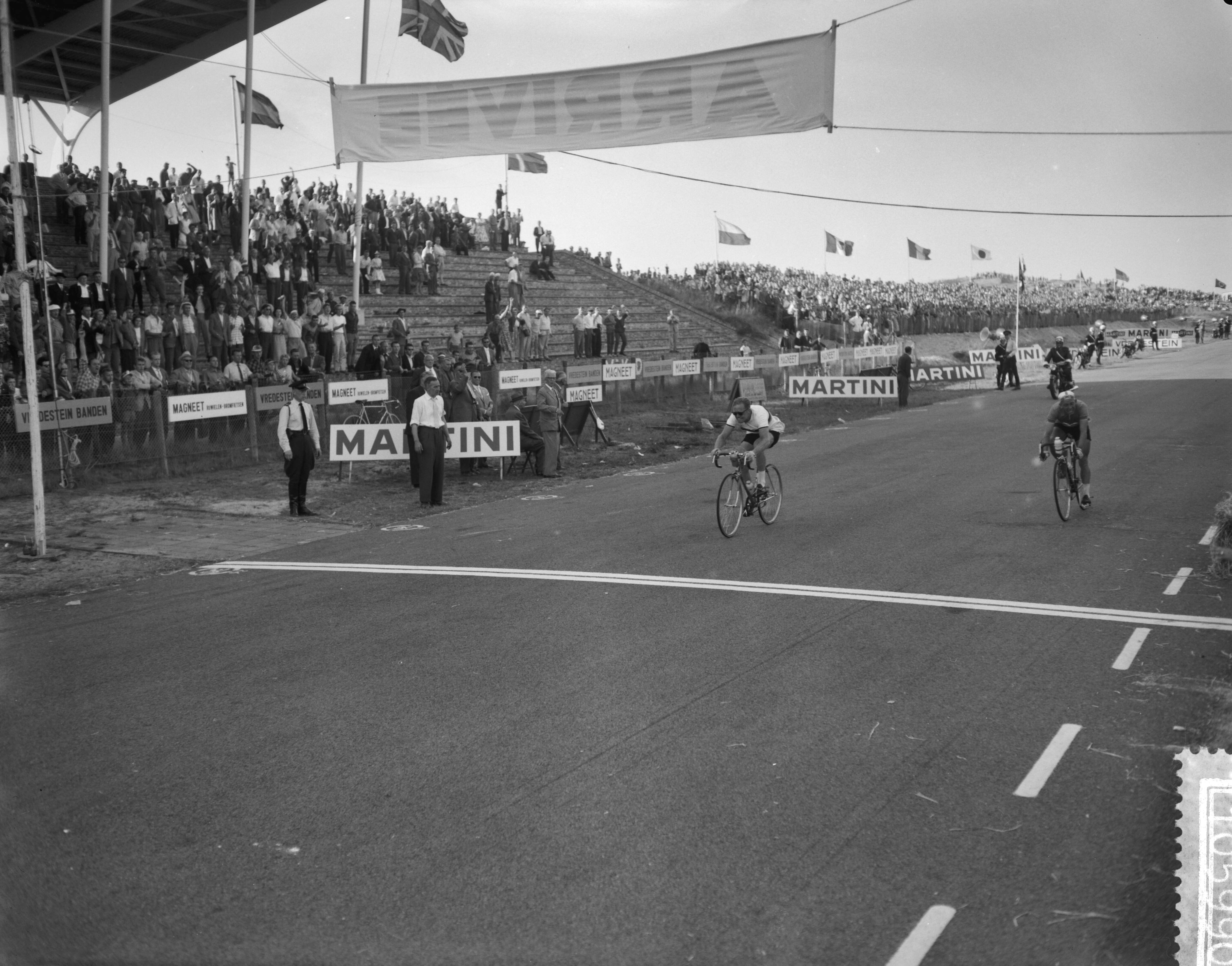 Fotocollectie Anefo — Wereldkampioenschappen wielrennen amateurs op de weg te Zandvoort, finish links winnar Gustav-Adolf Schur (DDR) en rechts Bas Maliepaard (2e) — Foto: Rossem, Wim van / Anefo. Licentie: Set B: Rechtenvrij / Publiek Domein. Bron: Nationaal Archief. http://hdl.handle.net/10648/a99b2fa6-d0b4-102d-bcf8-003048976d84