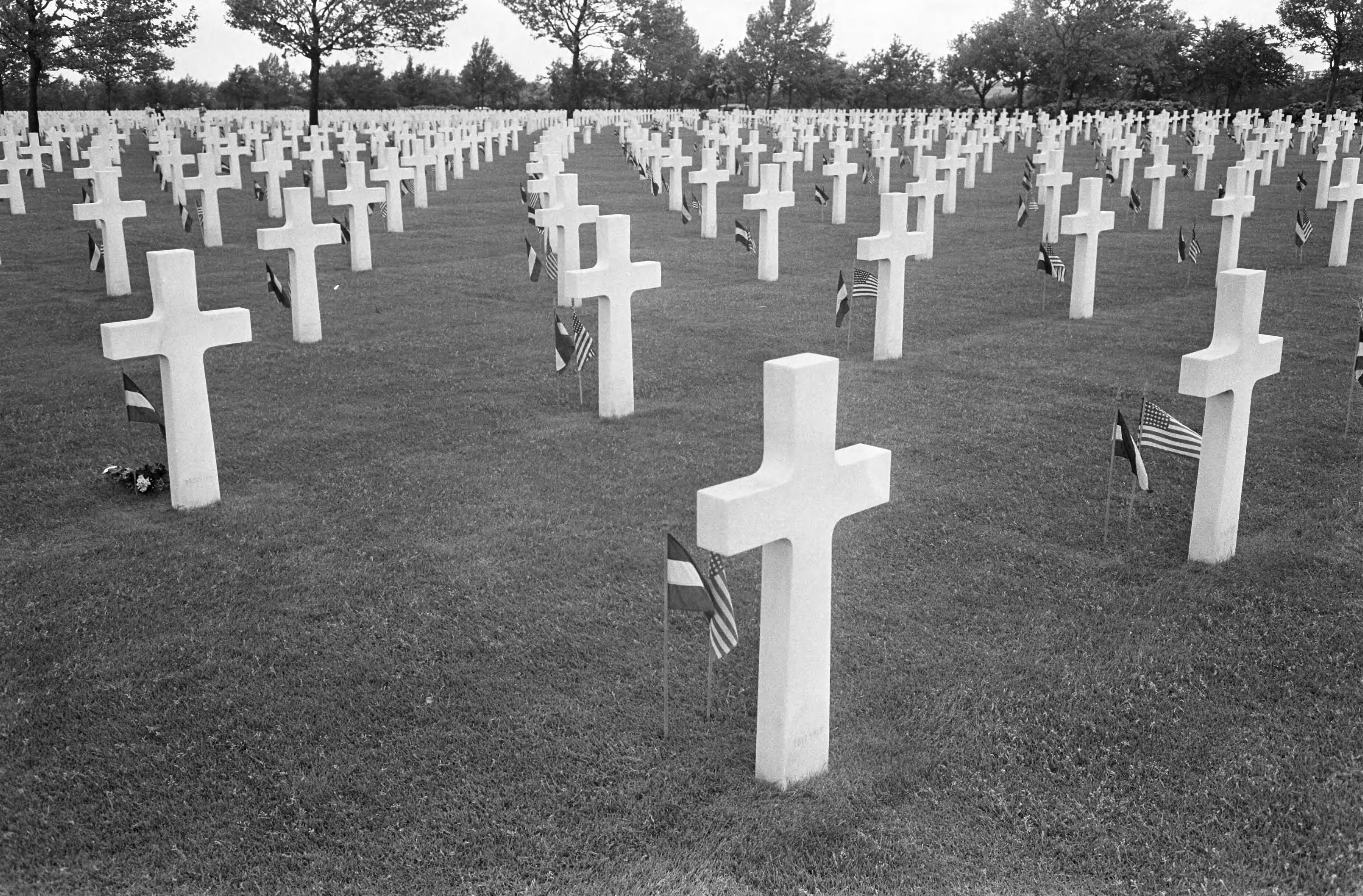 Fotocollectie Anefo — Memorial Day op Margratens erebegraafplaats de begraafplaats — Foto: Koch, Eric / Anefo. Licentie: Set B: Rechtenvrij / Publiek Domein. Bron: Nationaal Archief. http://hdl.handle.net/10648/ab6c1430-d0b4-102d-bcf8-003048976d84