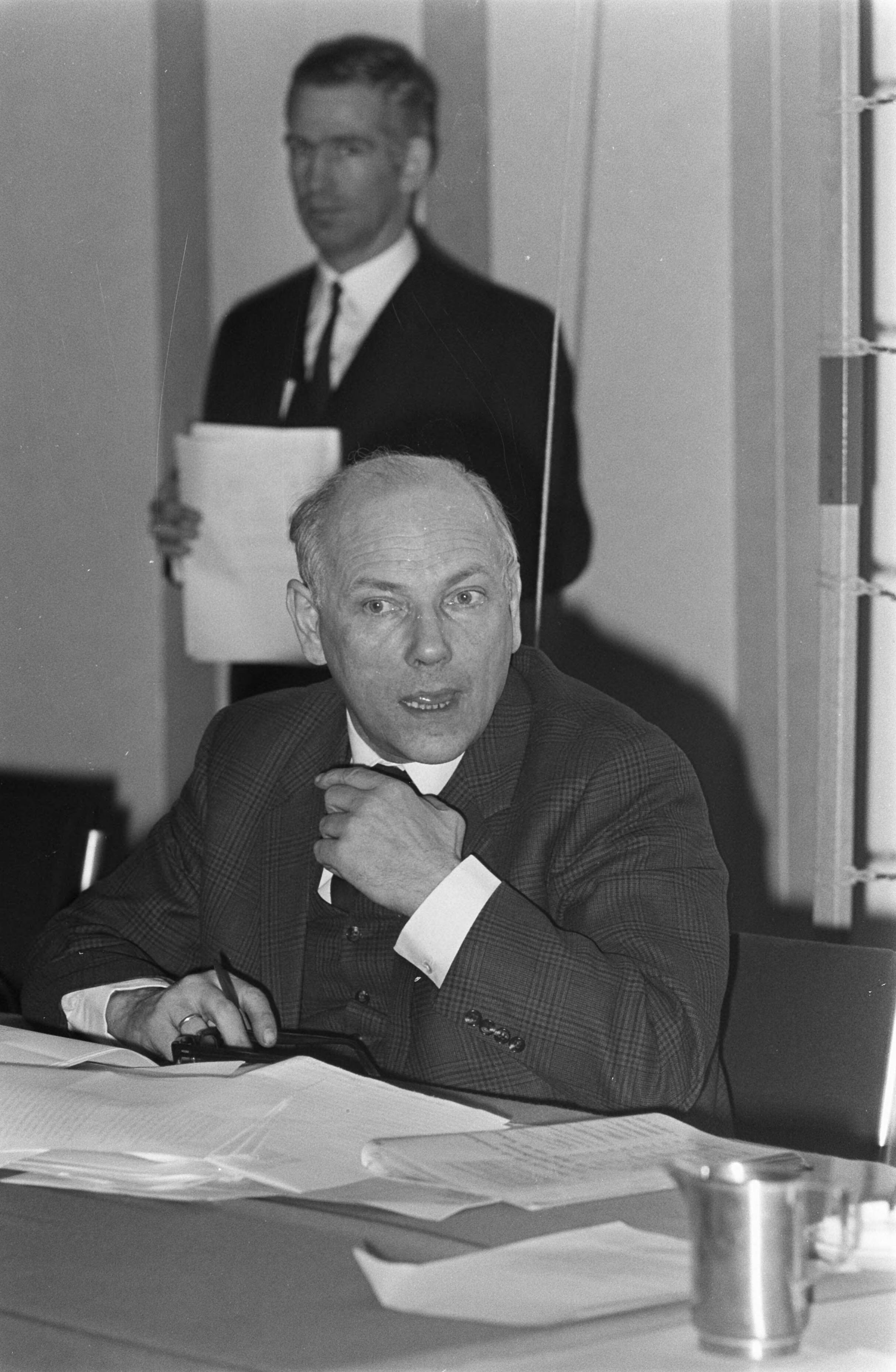 Fotocollectie Anefo — Congres Partij van de Arbeid in Nederlands Congresgebouw Den Haag,/ 6 Den Uyl, 7 Andre van der Louw — Foto: Nijs, Jac. de / Anefo. Licentie: Set B: Rechtenvrij / Publiek Domein. Bron: Nationaal Archief. http://hdl.handle.net/10648/ab61aa54-d0b4-102d-bcf8-003048976d84