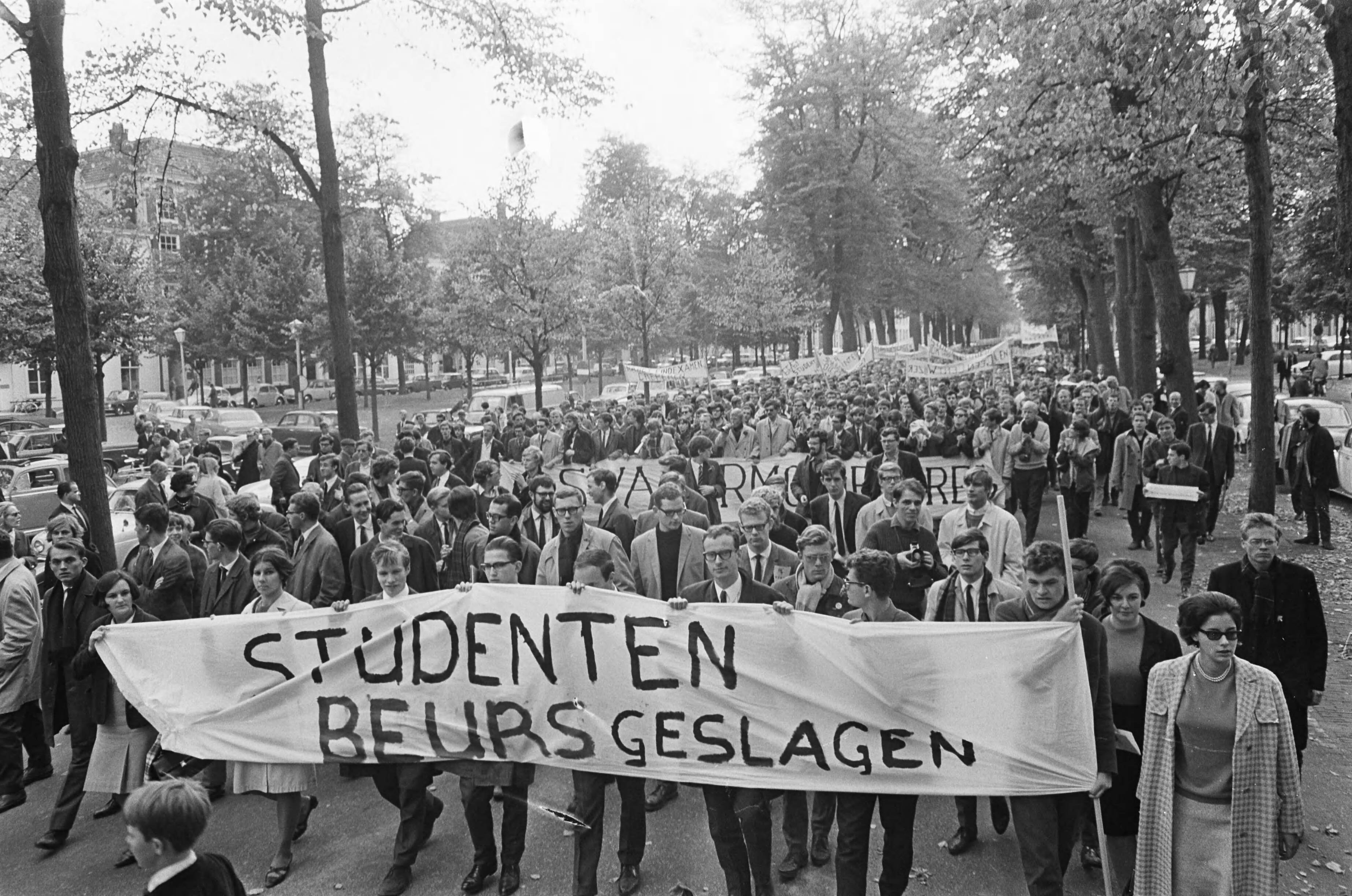 Studentendemonstratie inzake studietoelage, optocht van Amsterdam naar Den Haag — Betogende studenten lopen met spandoeken met het opschrift: "Studenten Beurs Geslagen" — Foto: Fotograaf Onbekend / Anefo. Licentie: Set B: Rechtenvrij / Publiek Domein. Bron: Nationaal Archief. http://hdl.handle.net/10648/aafe62e6-d0b4-102d-bcf8-003048976d84