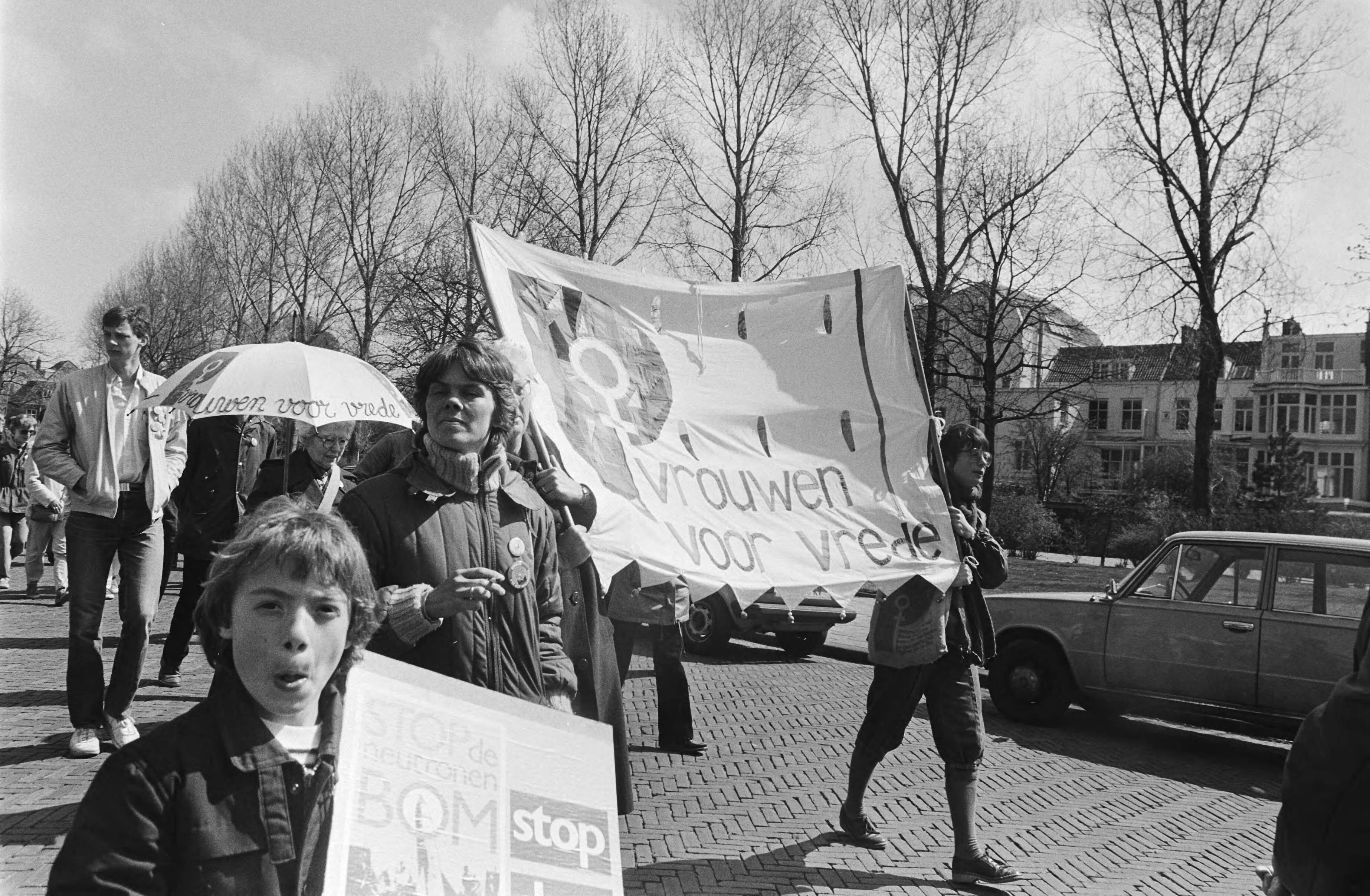 Fotocollectie Anefo — Demonstratie in Den Haag tegen kernwapens spandoek "na atoomreagan geen zonneschijn" . De demonstratie met enkele spandoeken — Foto: Smirren, […] van / Anefo. Licentie: Set B: Rechtenvrij / Publiek Domein. Bron: Nationaal Archief. http://hdl.handle.net/10648/ad155d46-d0b4-102d-bcf8-003048976d84