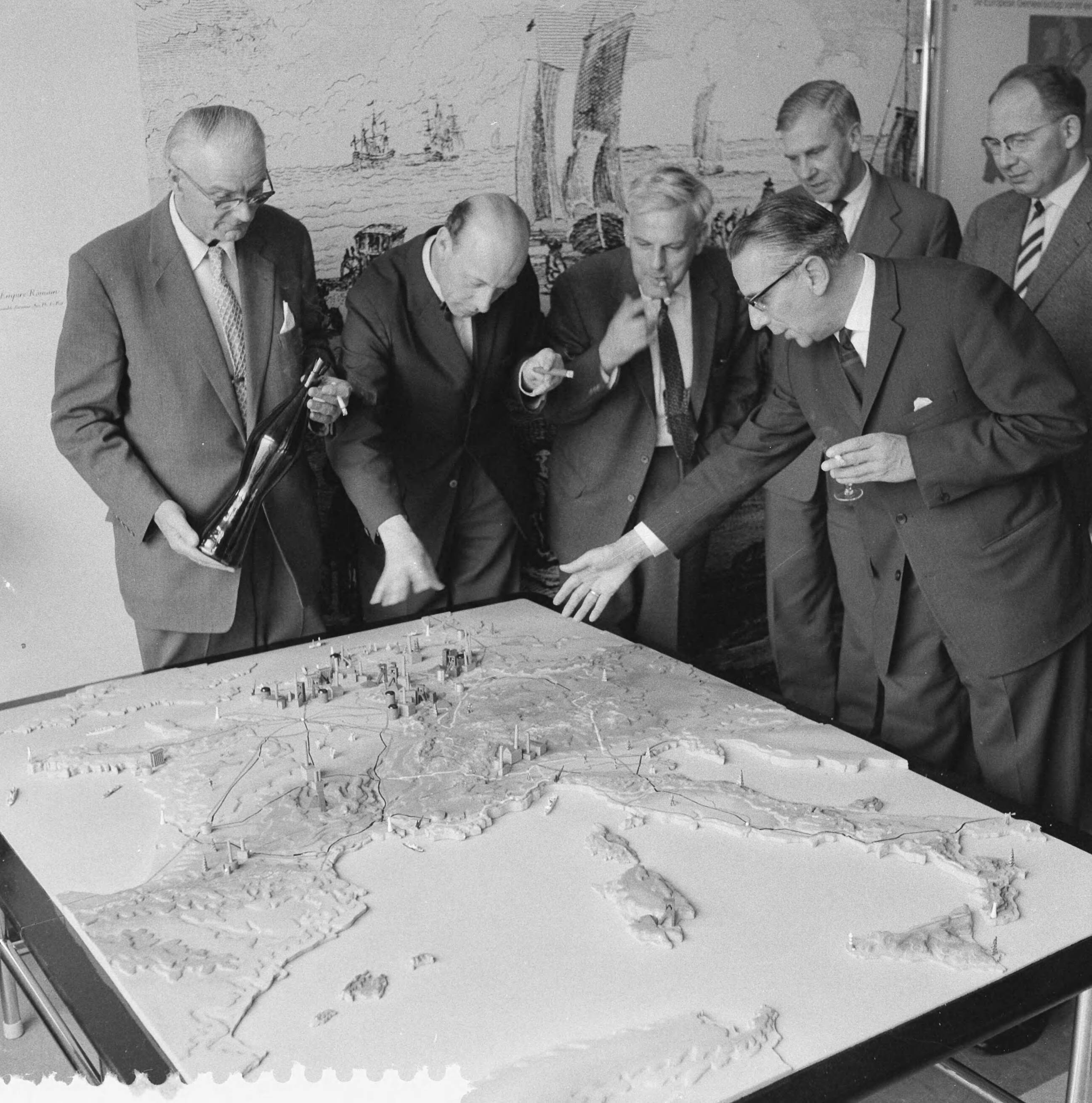 Fotocollectie Anefo — Reizende schooltentoonstelling in Den Haag — Foto: Behrens, Herbert F. / Anefo. Licentie: Set B: Rechtenvrij / Publiek Domein. Bron: Nationaal Archief. http://hdl.handle.net/10648/a9ae8998-d0b4-102d-bcf8-003048976d84