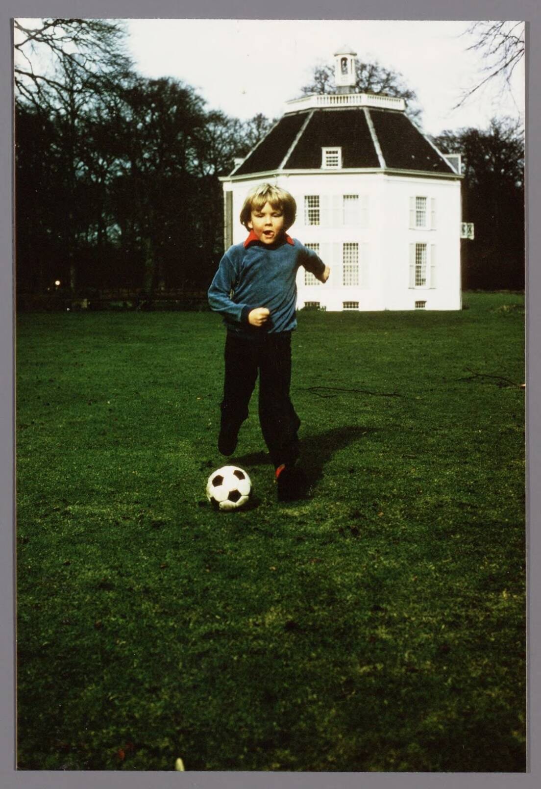 Fotocollectie RVD / Koninklijk Huis — Prins Willem-Alexander aan het voetballen in de tuin van kasteel Drakensteyn — Foto: Claus, prins / RVD. Licentie: Set B: Rechtenvrij / Publiek Domein. Bron: Nationaal Archief. http://hdl.handle.net/10648/afaf1b5a-d0b4-102d-bcf8-003048976d84
