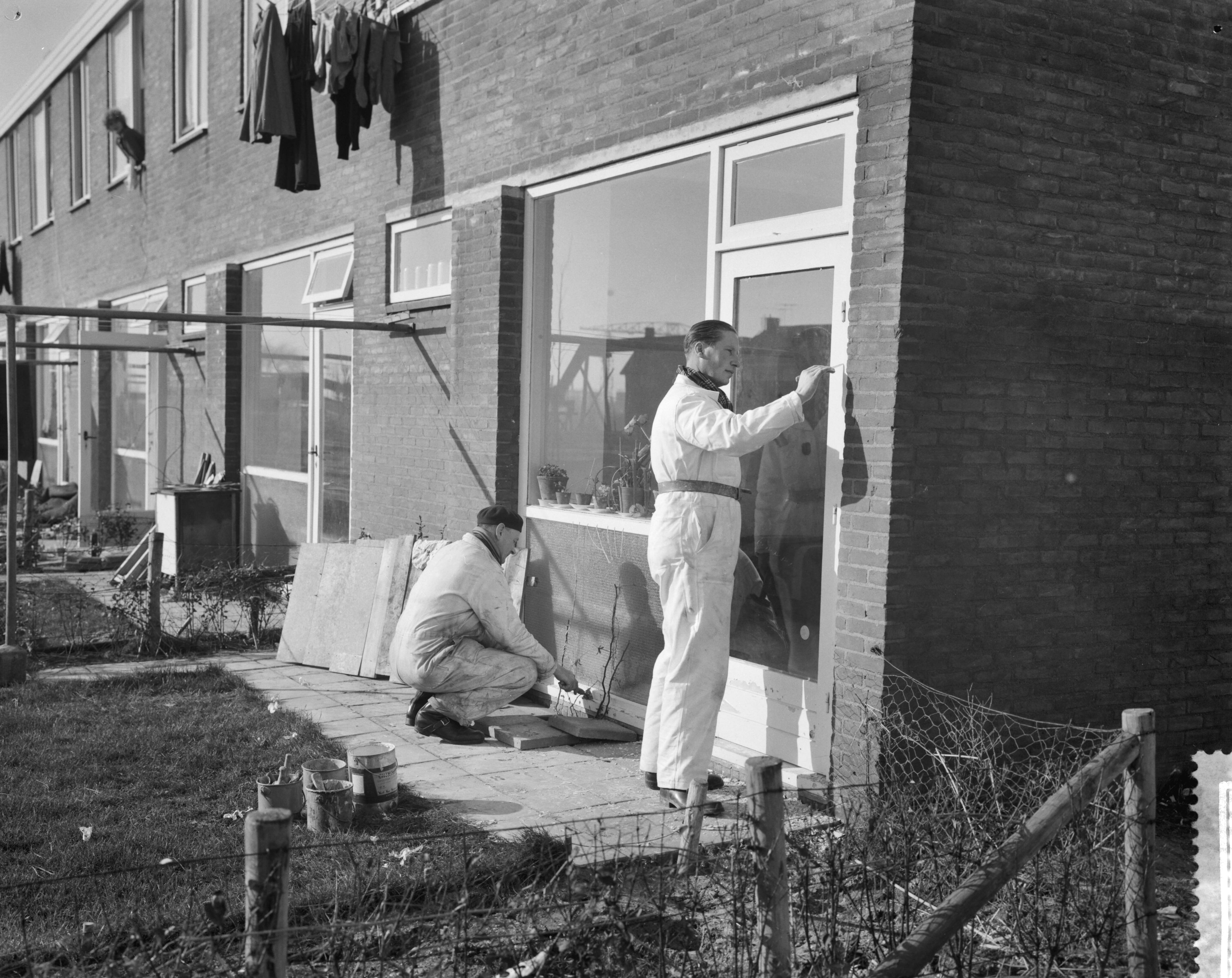 Fotocollectie Anefo — Schilders aan het werk in Tuindorp Oostzaan — Foto: Rossem, Wim van / Anefo. Licentie: Set B: Rechtenvrij / Publiek Domein. Bron: Nationaal Archief. http://hdl.handle.net/10648/a9a7bbea-d0b4-102d-bcf8-003048976d84