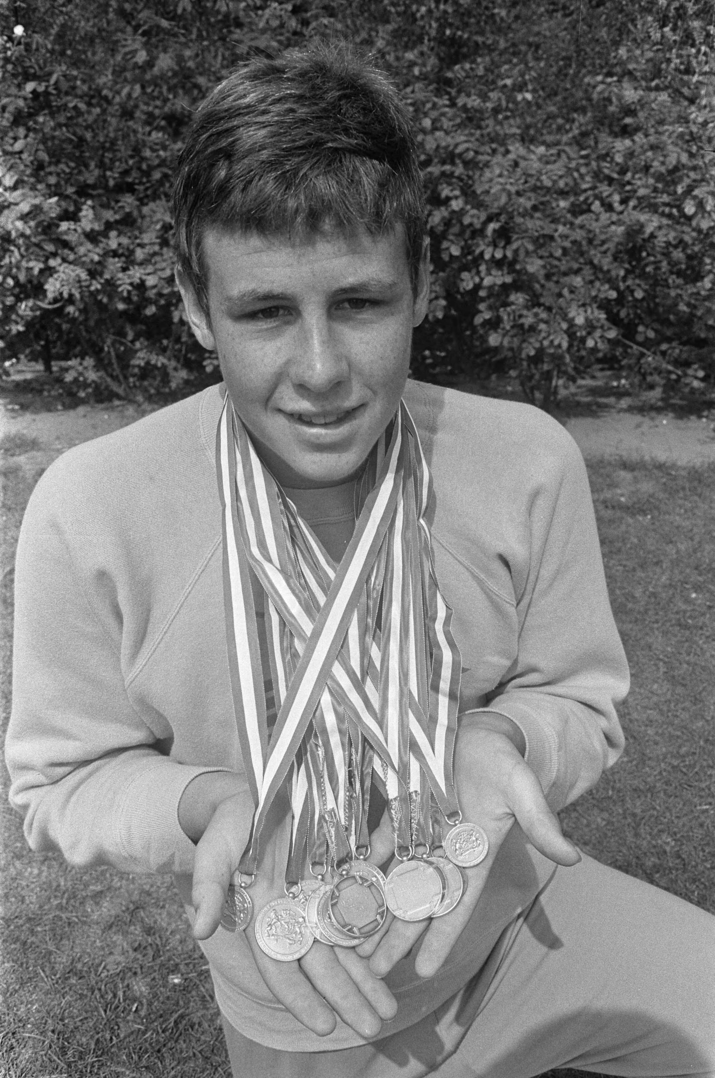 Nederlandse Zwemkampioenschappen te Breda — De 15-jarige Roger van Hamburg met zijn medailles — Foto: Fotograaf Onbekend / Anefo. Licentie: Set B: Rechtenvrij / Publiek Domein. Bron: Nationaal Archief. http://hdl.handle.net/10648/ab7493a8-d0b4-102d-bcf8-003048976d84