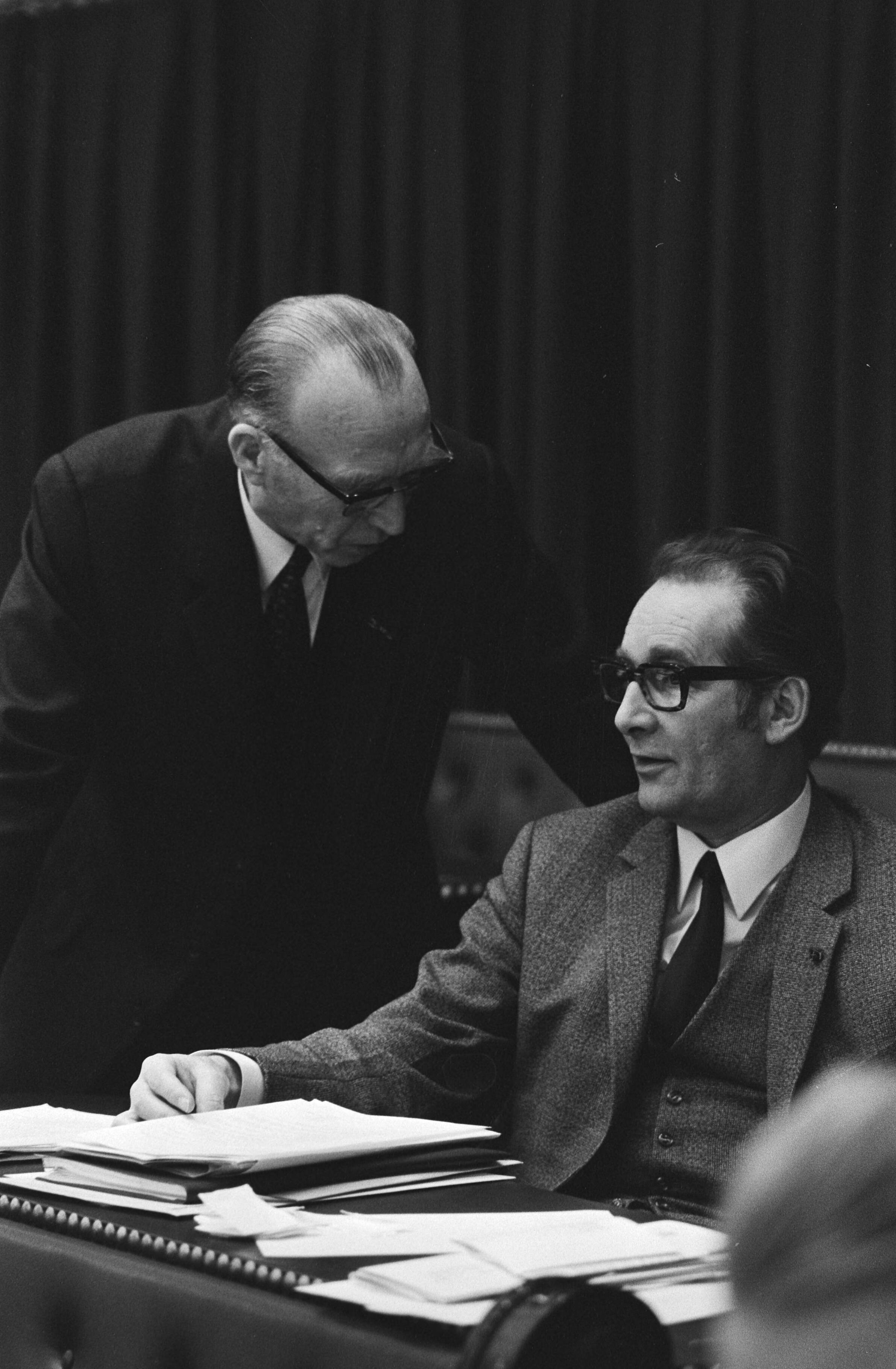 Fotocollectie Anefo — Tweede Kamer behandelt brieven van ministerie van Sociale Zaken, Economische Zaken en Volkshuisvesting m.b.t. Oost-Groningen — Foto: Mieremet, Rob / Anefo. Licentie: Set B: Rechtenvrij / Publiek Domein. Bron: Nationaal Archief. http://hdl.handle.net/10648/abb19a78-d0b4-102d-bcf8-003048976d84