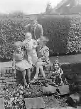 Familie Smulders in Voorburg — Foto: Bilsen, Joop van / Anefo. — Licentie: Set B: Rechtenvrij / Publiek Domein. Bron: Nationaal Archief. http://hdl.handle.net/10648/a96006e2-d0b4-102d-bcf8-003048976d84