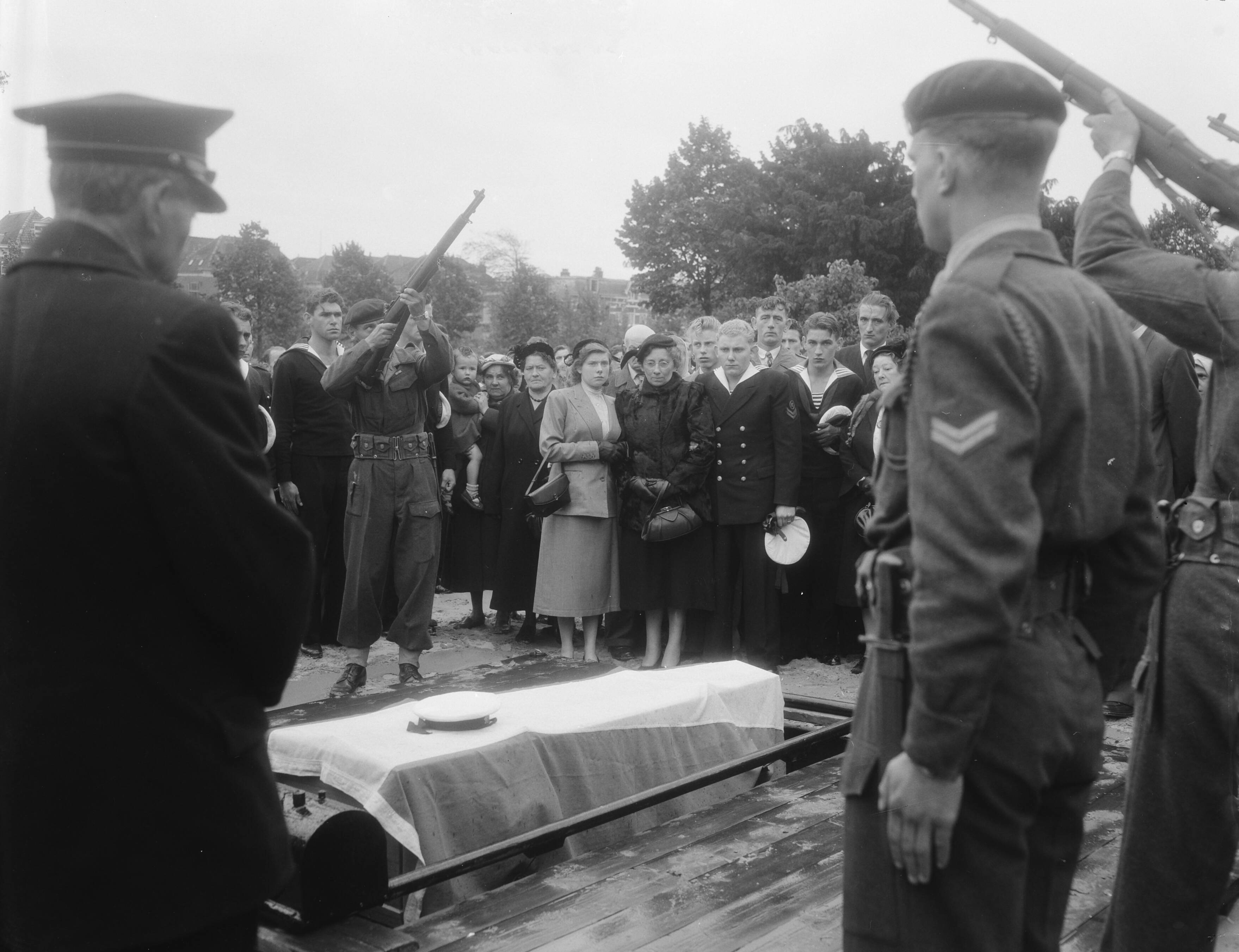 Fotocollectie Anefo — Marinebegrafenis van (...) de Wilde te Den Haag — Foto: Duinen, G.W. van / Anefo. Licentie: Set B: Rechtenvrij / Publiek Domein. Bron: Nationaal Archief. http://hdl.handle.net/10648/a9298dce-d0b4-102d-bcf8-003048976d84