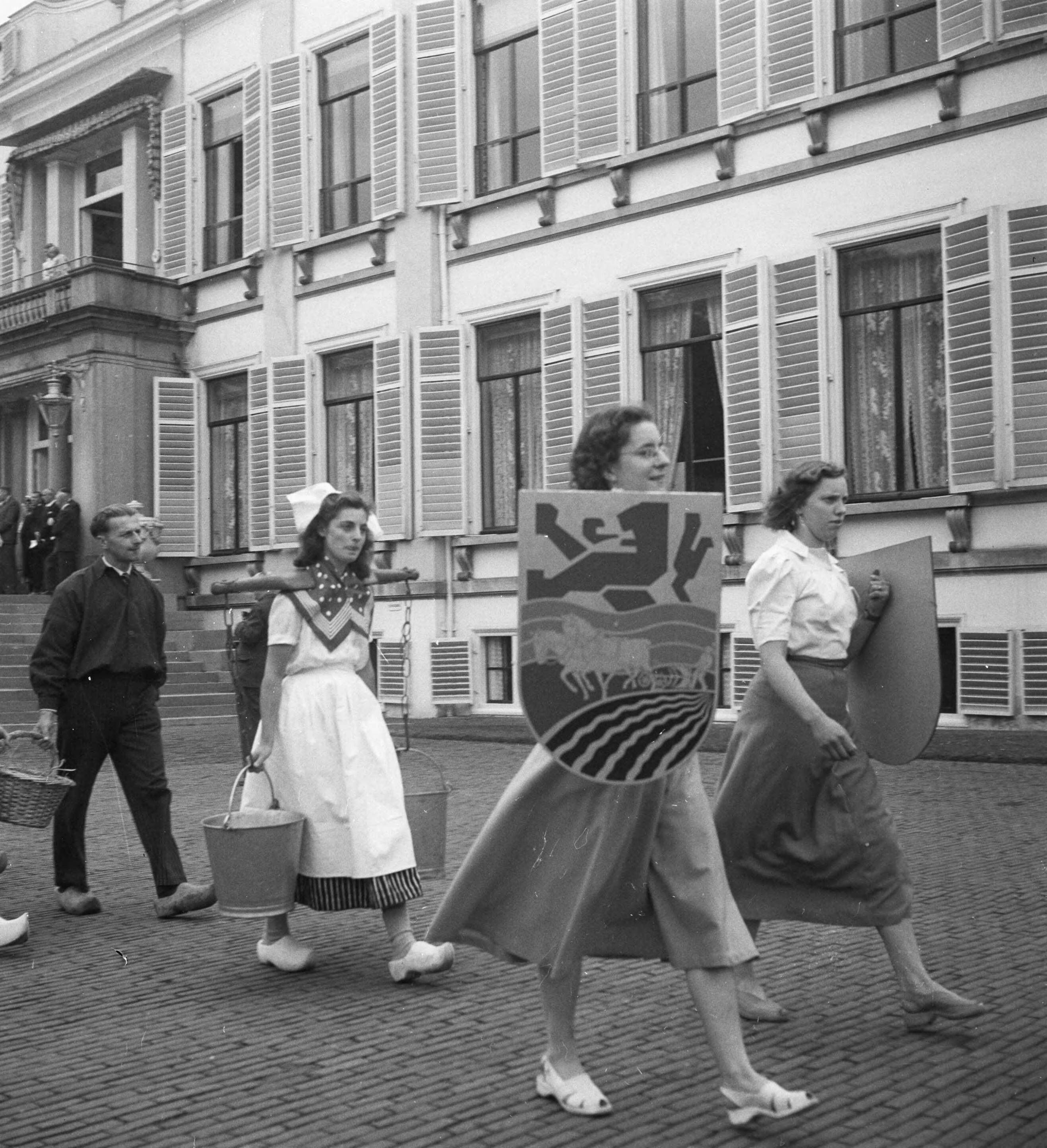 Fotocollectie Anefo — Soestdijk, schilder — Foto: Winterbergen, Rolf / Anefo. Licentie: Set B: Rechtenvrij / Publiek Domein. Bron: Nationaal Archief. http://hdl.handle.net/10648/a8caa746-d0b4-102d-bcf8-003048976d84