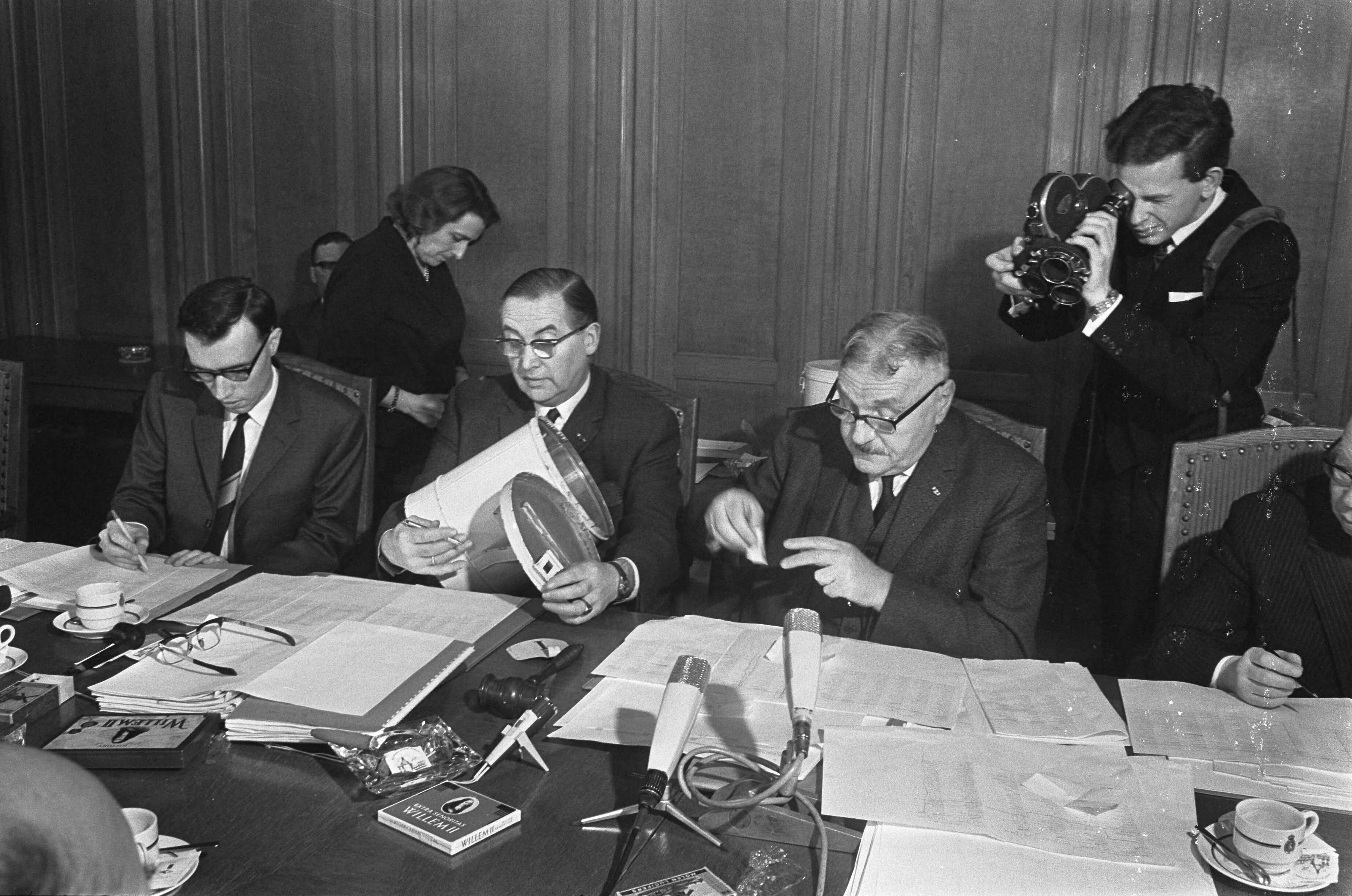 Fotocollectie Anefo — Kiesraad in Den Haag uitslag bekend gemaakt — Foto: Koch, Eric / Anefo. Licentie: Set B: Rechtenvrij / Publiek Domein. Bron: Nationaal Archief. http://hdl.handle.net/10648/ab10783c-d0b4-102d-bcf8-003048976d84