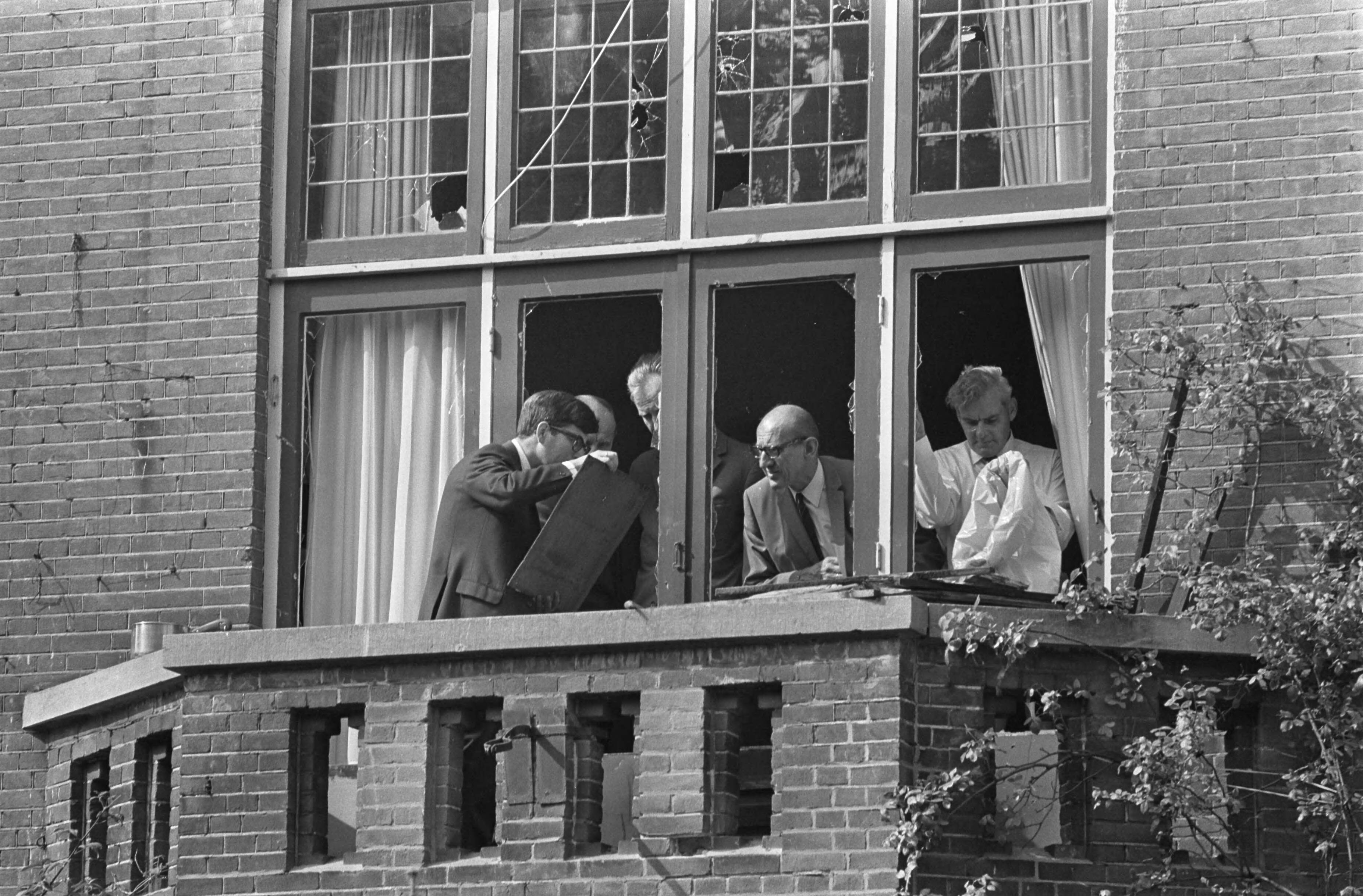 Fotocollectie Anefo — Jongeman pleegde aanslag op Israelische Ambassade, Den Haag : politie onderzoekt plaats waar granaat terecht kwam: in woning 1e secre. Duitse Ambass. naast — Foto: Evers, Joost / Anefo. Licentie: Set B: Rechtenvrij / Publiek Domein. Bron: Nationaal Archief. http://hdl.handle.net/10648/ab78d918-d0b4-102d-bcf8-003048976d84