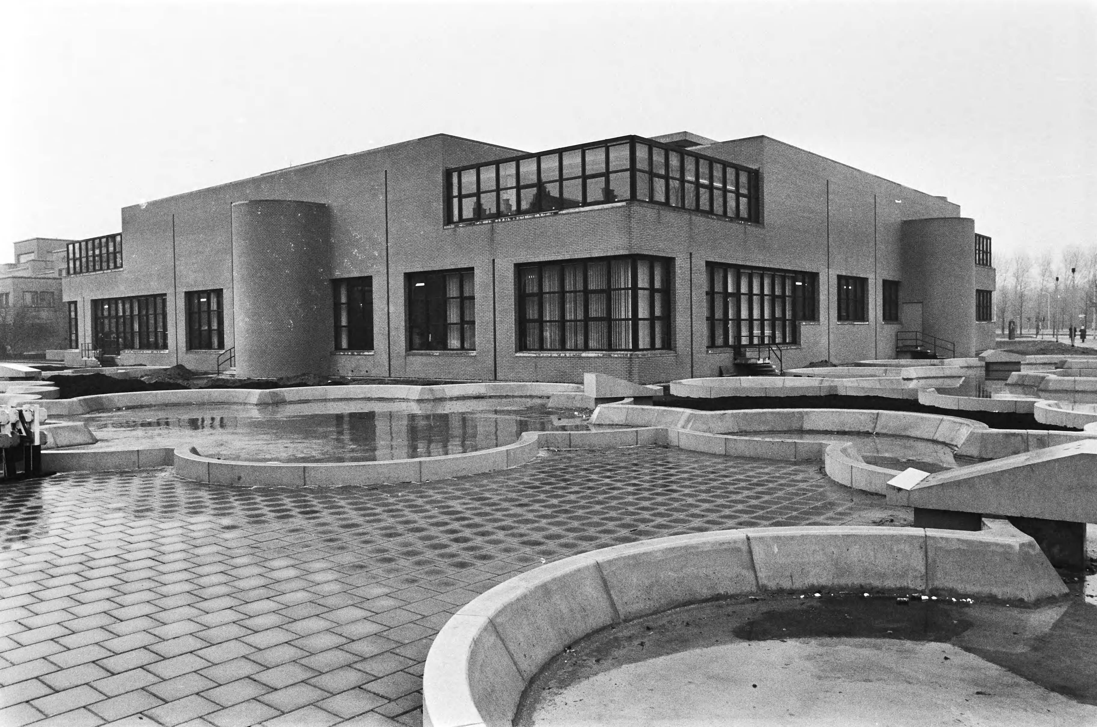 Fotocollectie Anefo — In Den Haag werd het "Museon" geopend, gebouwd door architect Quist — Foto: Croes, Rob C. / Anefo. Licentie: Set B: Rechtenvrij / Publiek Domein. Bron: Nationaal Archief. http://hdl.handle.net/10648/ad50796c-d0b4-102d-bcf8-003048976d84