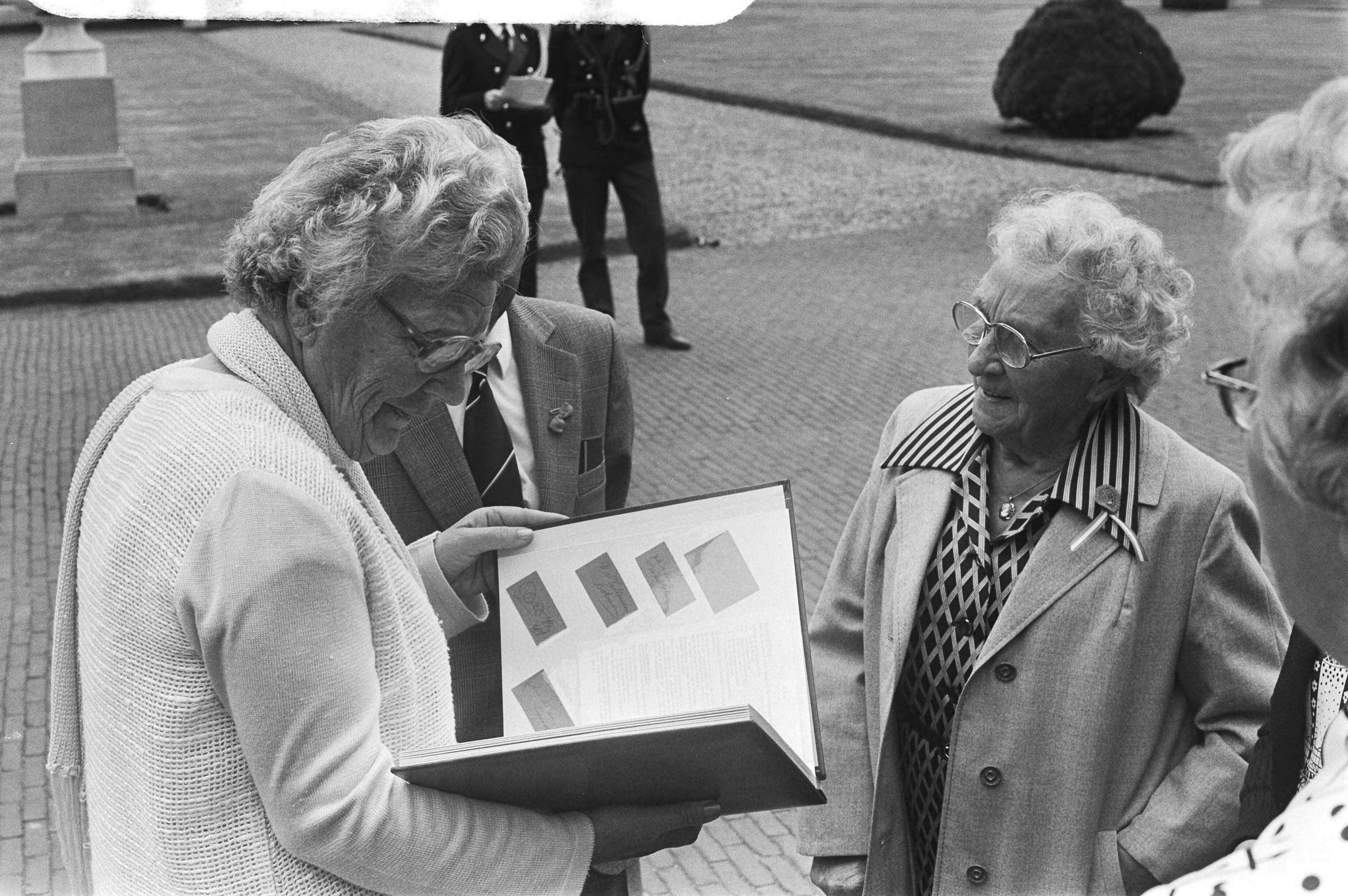 Fotocollectie Anefo — Bejaardendefile Soestdijk, tijdens defile — Foto: Verhoeff, Bert / Anefo. Licentie: Set B: Rechtenvrij / Publiek Domein. Bron: Nationaal Archief. http://hdl.handle.net/10648/acb61dae-d0b4-102d-bcf8-003048976d84