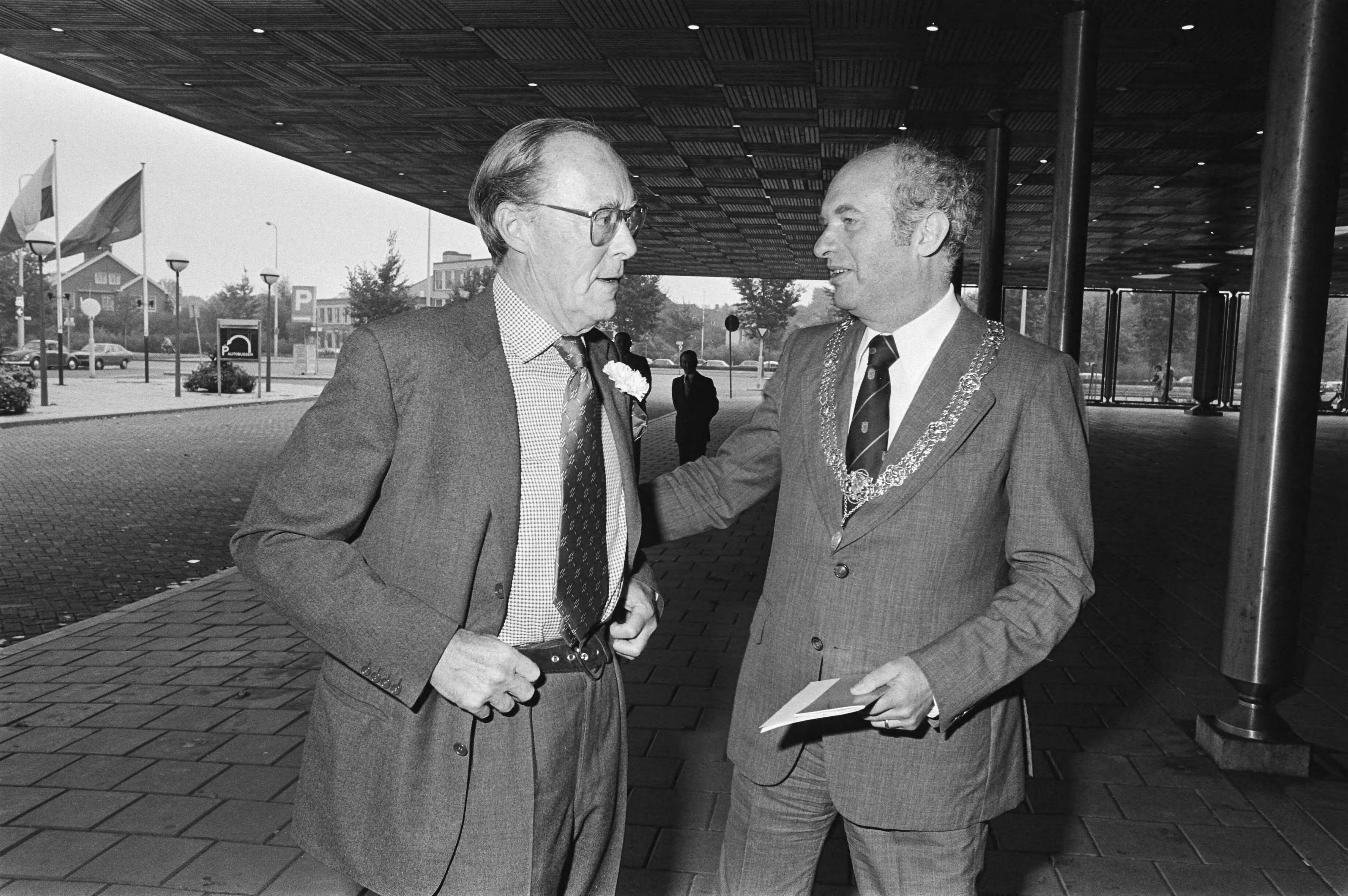 Fotocollectie Anefo — Pr Bernhard opent Nederl-Duits Mijnbouwdesk. Congres in Congresgeb. te Den Haag ; Pr Bernhard burgem. Schols van Den Haag — Foto: Peters, Hans / Anefo. Licentie: Set B: Rechtenvrij / Publiek Domein. Bron: Nationaal Archief. http://hdl.handle.net/10648/ac8c3db8-d0b4-102d-bcf8-003048976d84