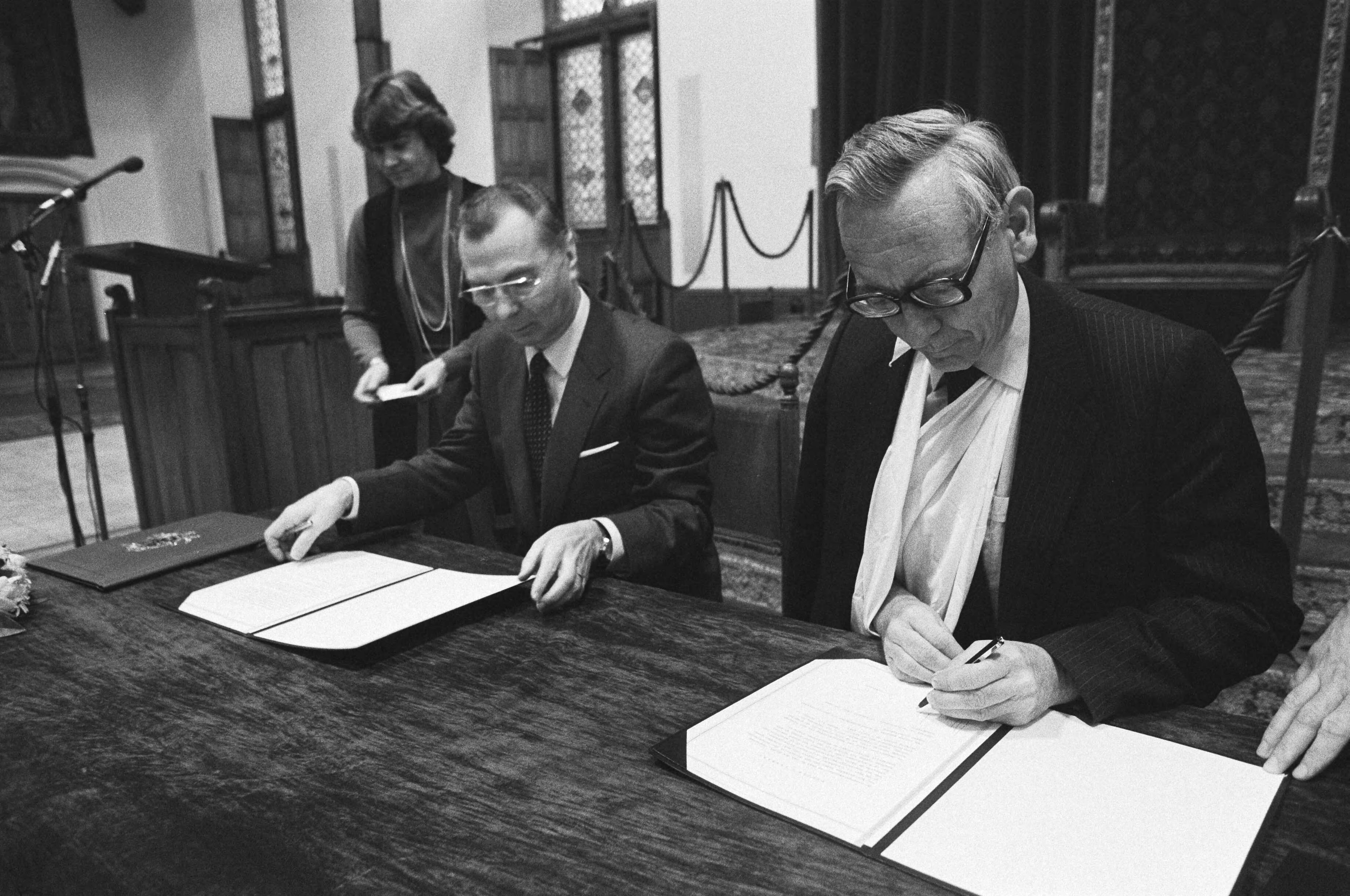 Fotocollectie Anefo — Uitwisseling Ridderzaal in Den Haag akten bekrachting Belgische-Ned. Taalunieverdrag Van der Stoel (r.) en Tindemans — Foto: Dijk, Hans van / Anefo. Licentie: Set B: Rechtenvrij / Publiek Domein. Bron: Nationaal Archief. http://hdl.handle.net/10648/ad0e604a-d0b4-102d-bcf8-003048976d84