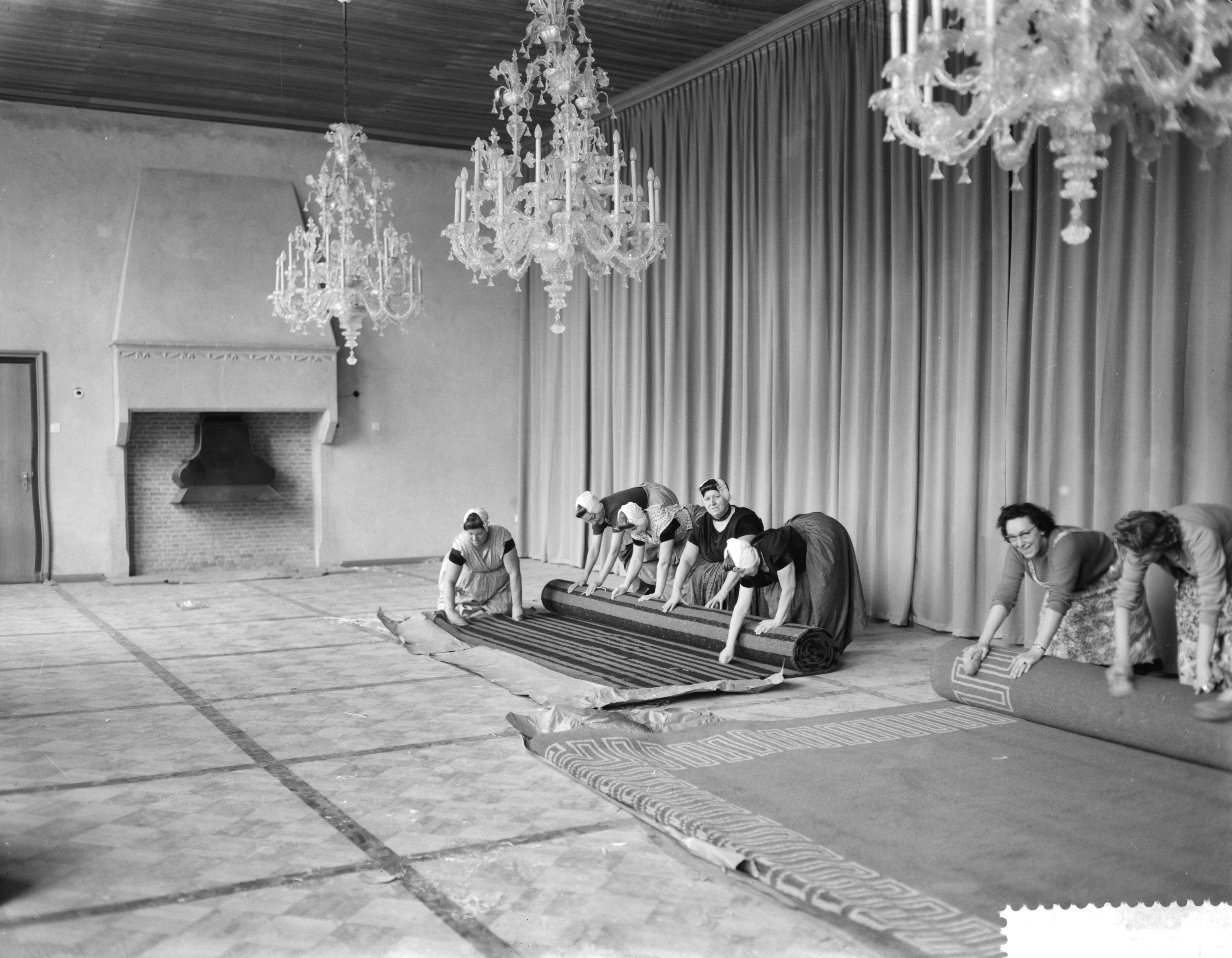 Fotocollectie Anefo — Zeeuws provinciehuis in Middelburg dat op 17 mei aanstaande door koningin Juliana geopend zal worden, vrouwen in klederdracht bezig met het inrichten der statenzaal — Foto: Bilsen, Joop van / Anefo. Licentie: Set B: Rechtenvrij / Publiek Domein. Bron: Nationaal Archief. http://hdl.handle.net/10648/a9ac73ce-d0b4-102d-bcf8-003048976d84