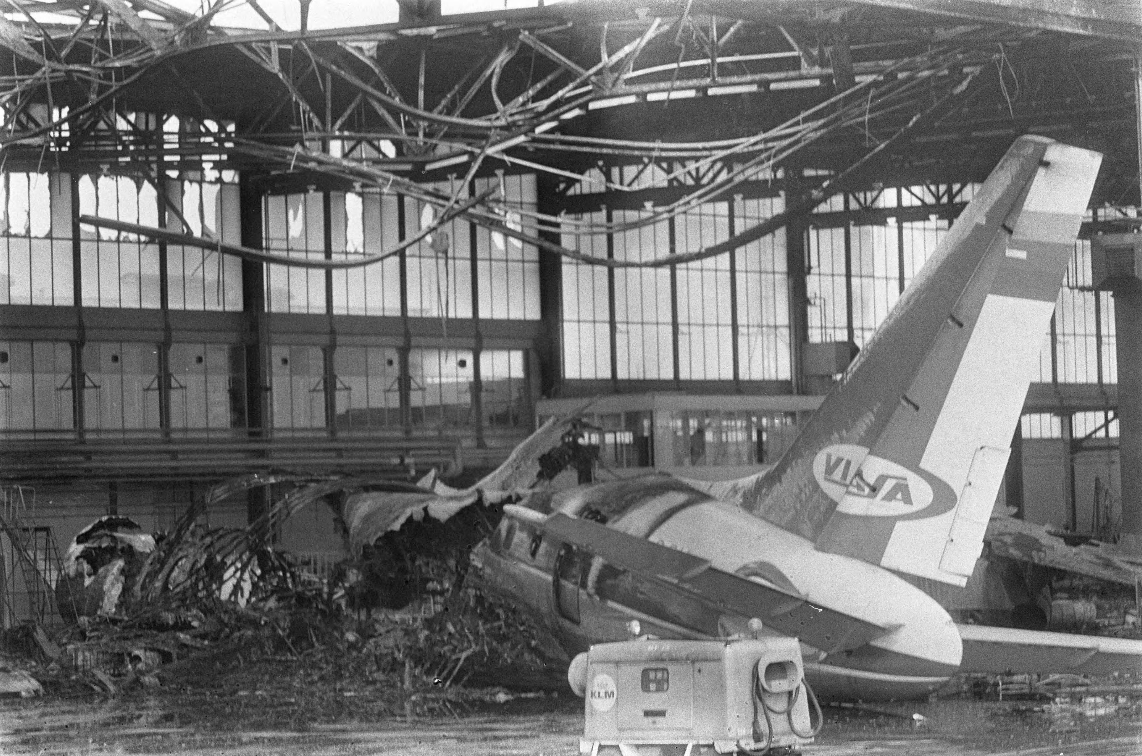 Fotocollectie Anefo — Ontploffing in DC 8 vliegtuig op Schiphol. De resten van het vliegtuig — Foto: Kroon, Ron / Anefo. Licentie: Set B: Rechtenvrij / Publiek Domein. Bron: Nationaal Archief. http://hdl.handle.net/10648/ab45918e-d0b4-102d-bcf8-003048976d84