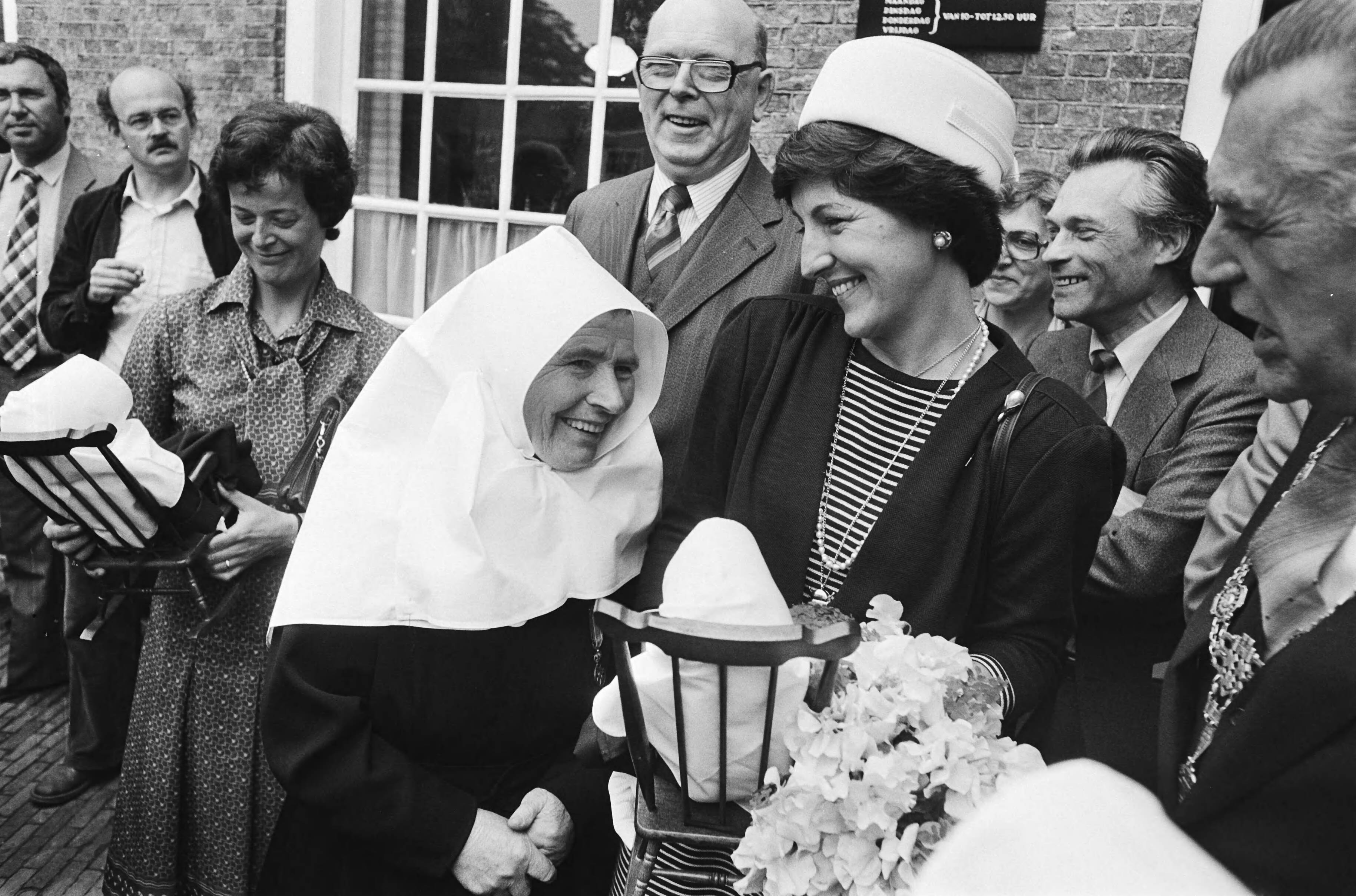 Fotocollectie Anefo — Pr. Margriet woont feestelijkheden bij tgv de voltooiing van de restauratie van het Begijnhof in Breda; Margriet krijgt speelgoed begijntje aangeb. door zuster Freijtes / — Foto: Bogaerts, Rob / Anefo. Licentie: Set B: Rechtenvrij / Publiek Domein. Bron: Nationaal Archief. http://hdl.handle.net/10648/ace1bebe-d0b4-102d-bcf8-003048976d84