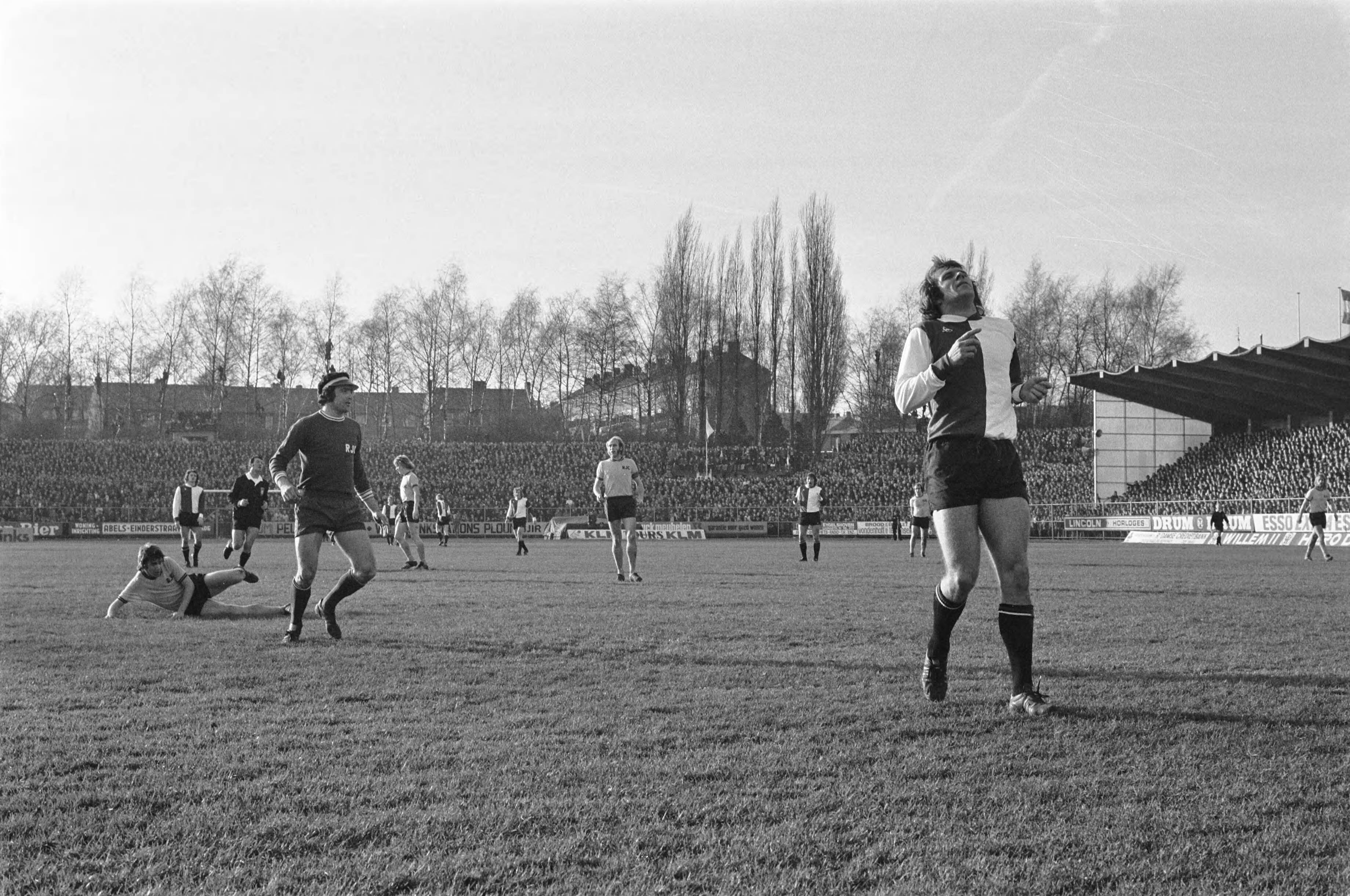 Fotocollectie Anefo — Roda JC tegen Feyenoord 1-0, Theo de Jong (r) heeft gemist, achter hem doelman Jo Van der Mierden ( Roda JC ) — Foto: Mieremet, Rob / Anefo. Licentie: Set B: Rechtenvrij / Publiek Domein. Bron: Nationaal Archief. http://hdl.handle.net/10648/ac5ecc5c-d0b4-102d-bcf8-003048976d84