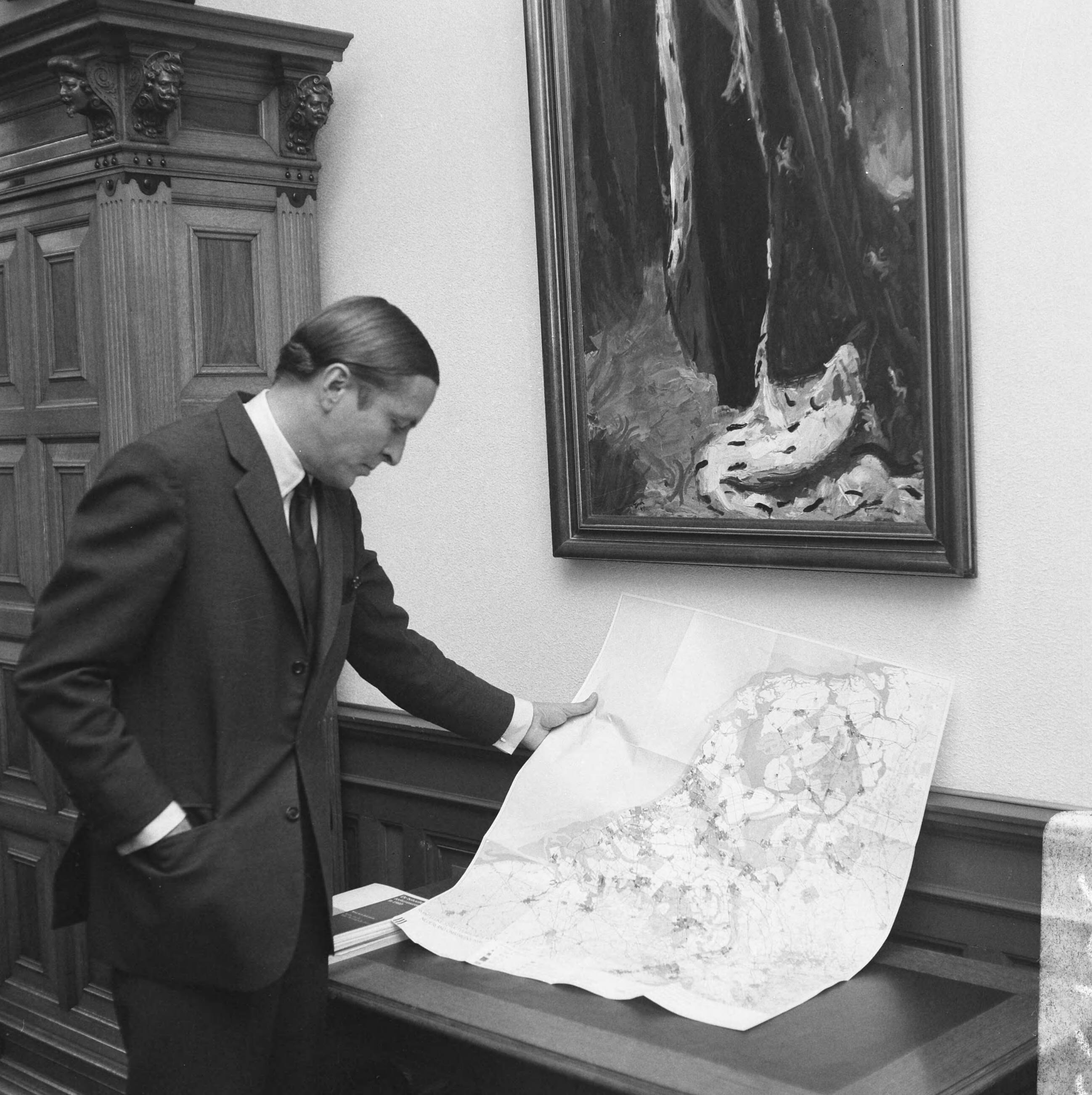 Prins Claus in zijn werkkamer op kasteel Drakensteyn — Drakensteyn|Baarn|prinsen |kastelen |interieurs|Claus, prins|Utrecht (prov) — Foto: Kroon, Ron / Anefo. Licentie: Set B: Rechtenvrij / Publiek Domein. Bron: Nationaal Archief. http://hdl.handle.net/10648/ab010f5a-d0b4-102d-bcf8-003048976d84