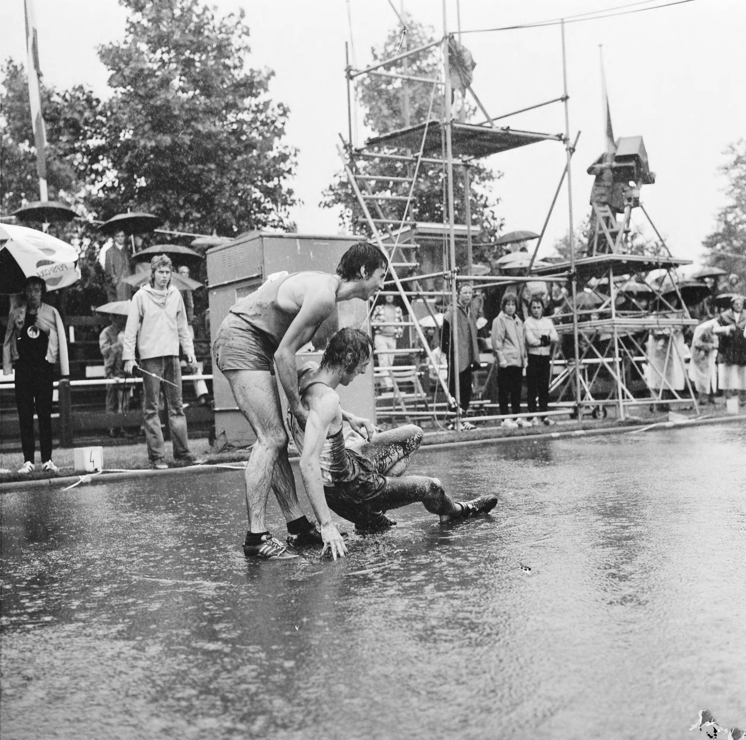 Fotocollectie Anefo — Nederlandse Atletiekkampioenschappen te Den Haag in de regen, Anneke de Lange (nummer 70) in aktie — Foto: Mieremet, Rob / Anefo. Licentie: Set B: Rechtenvrij / Publiek Domein. Bron: Nationaal Archief. http://hdl.handle.net/10648/ac31b12c-d0b4-102d-bcf8-003048976d84