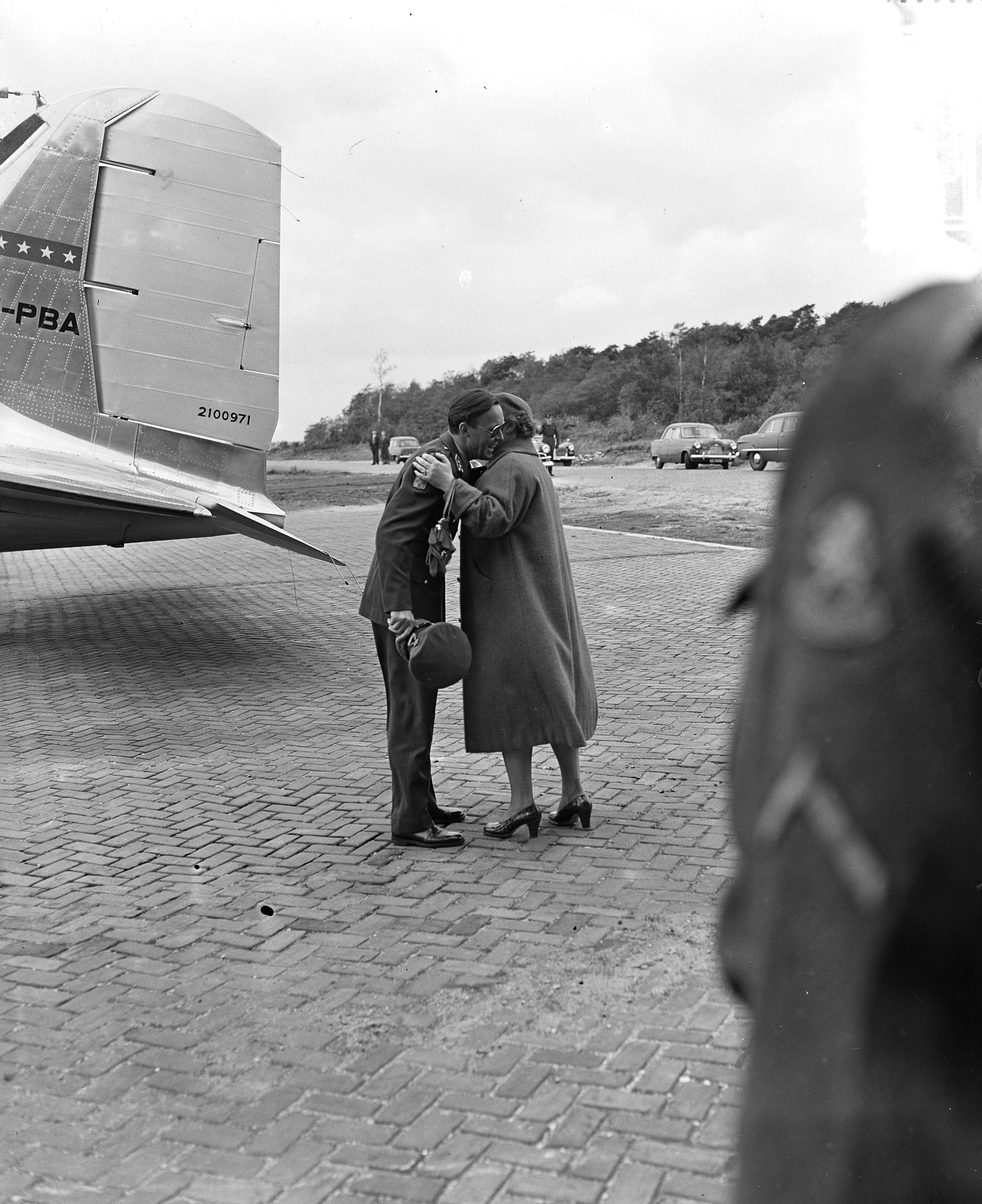 Prins Bernhard arriveert op Soesterberg na een reis naar Zuid-Afrika — Aankomst prins Bernhard op Soesterberg uit Zuid Afrika. Koningin Juliana omhelst prins Bernhard — Foto: Rossem, Wim van / Anefo. Licentie: Set B: Rechtenvrij / Publiek Domein. Bron: Nationaal Archief. http://hdl.handle.net/10648/a92bab68-d0b4-102d-bcf8-003048976d84