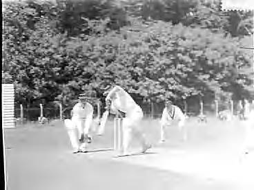 Fotocollectie Anefo — Cricket. Rood en Wit tegen VOC. Aan bat A. de Nijs van Rood en Wit — Foto: Pot, Harry / Anefo. Licentie: Set B: Rechtenvrij / Publiek Domein. Bron: Nationaal Archief. http://hdl.handle.net/10648/a962d52a-d0b4-102d-bcf8-003048976d84