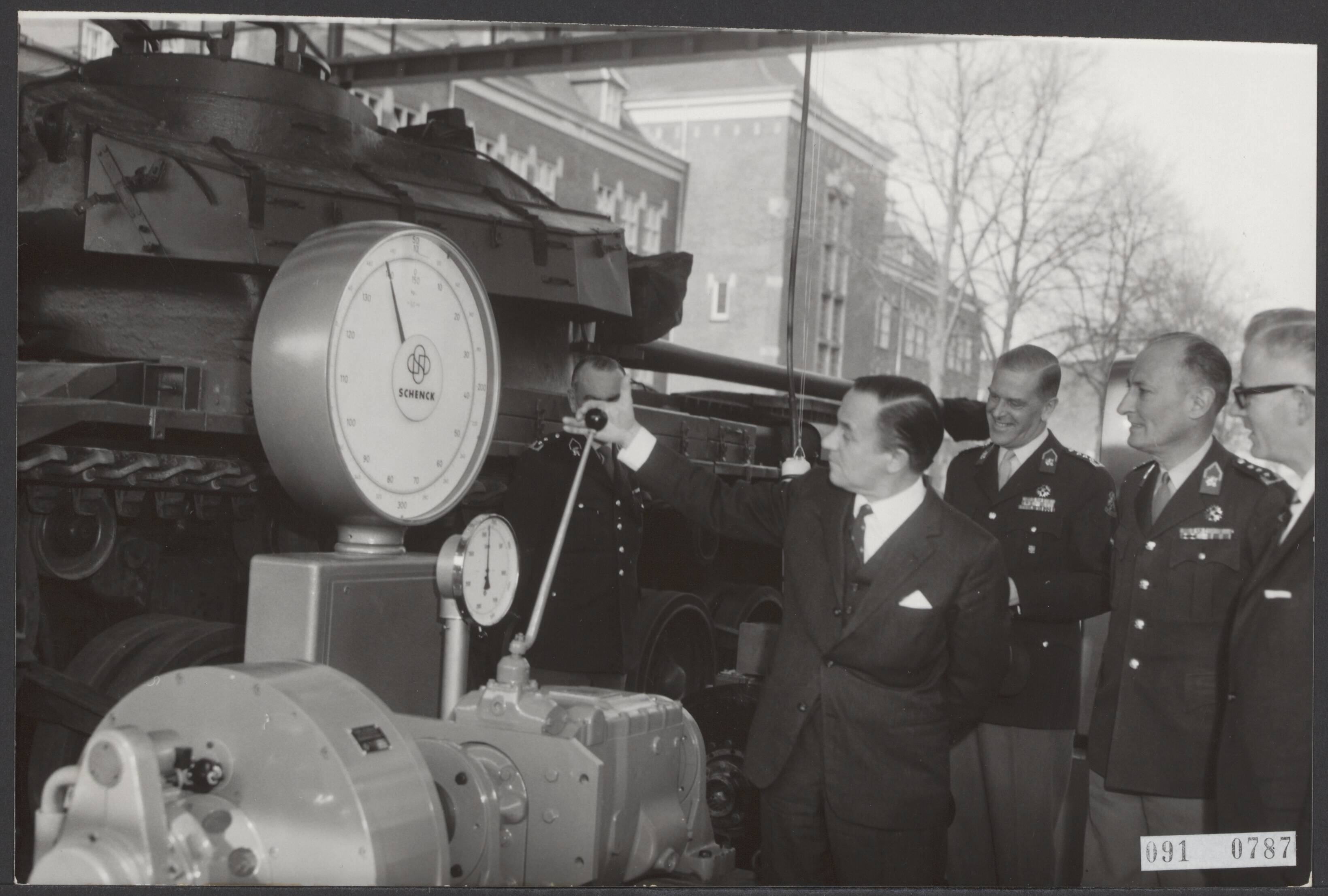 Fotocollectie Elsevier Binnenland — Opening van het technisch wetenschappelijk paviljoen van de Koninklijke Militaire Academie (KMA) te Breda door minister van Defensie P.J.S. de Jong. Bij de rondgang, vlnr. minister De Jong, luitenant-generaal A.V. van den Wall Bake, gouverneur van de KMA en luitenant-generaal F. van der Veen, chef van de Generale Staf — Foto: Bilsen, Joop van / Anefo. Licentie: Set B: Rechtenvrij / Publiek Domein. Bron: Nationaal Archief. http://hdl.handle.net/10648/ae210122-d0b4-102d-bcf8-003048976d84
