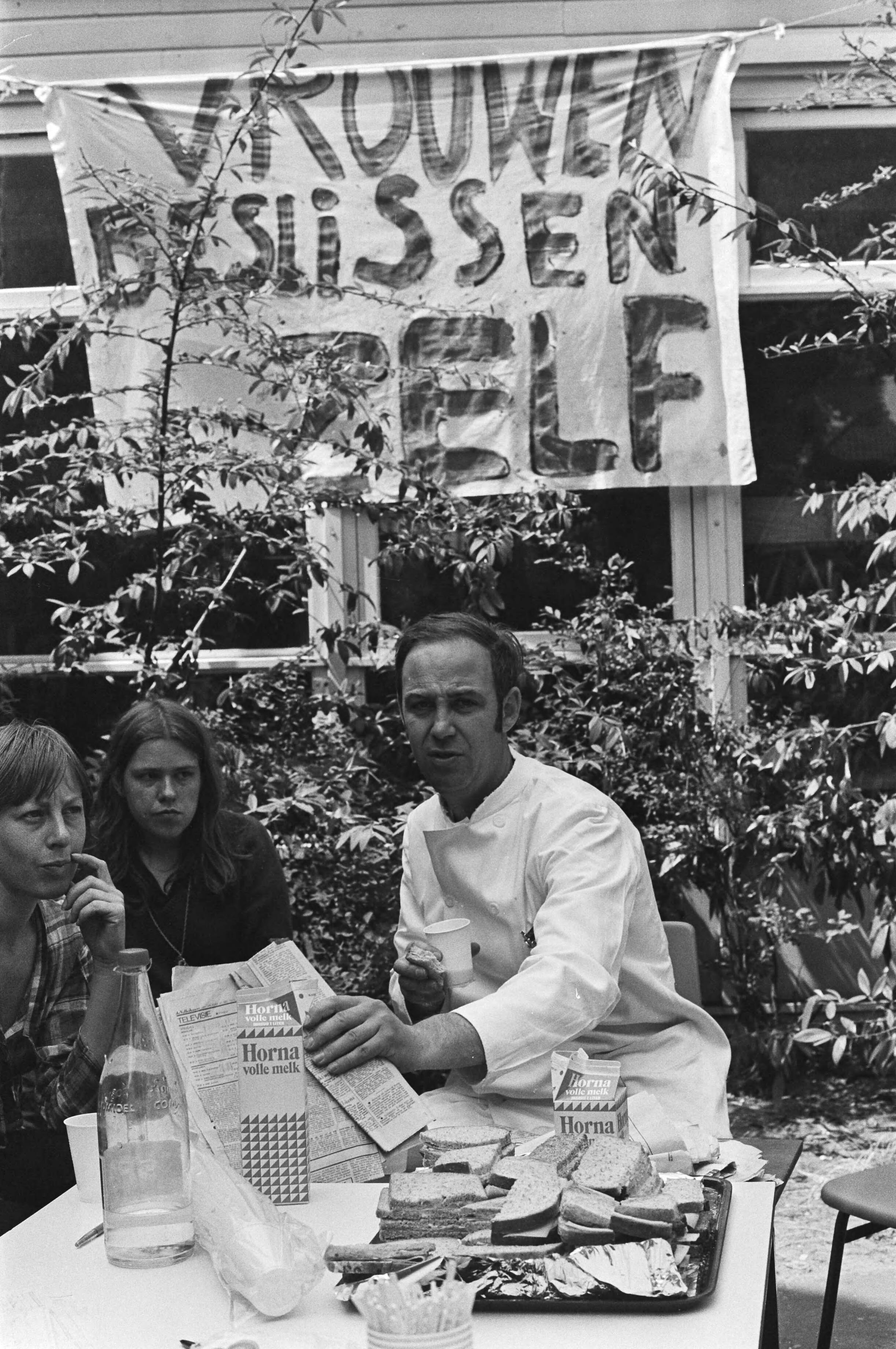 Fotocollectie Anefo — Bezetting Bloemenhovekliniek, Heemstede medisch coordinator A.G. van de Berg tijdens eten met bezetsters — Foto: Peters, Hans / Anefo. Licentie: Set B: Rechtenvrij / Publiek Domein. Bron: Nationaal Archief. http://hdl.handle.net/10648/ac849fe0-d0b4-102d-bcf8-003048976d84