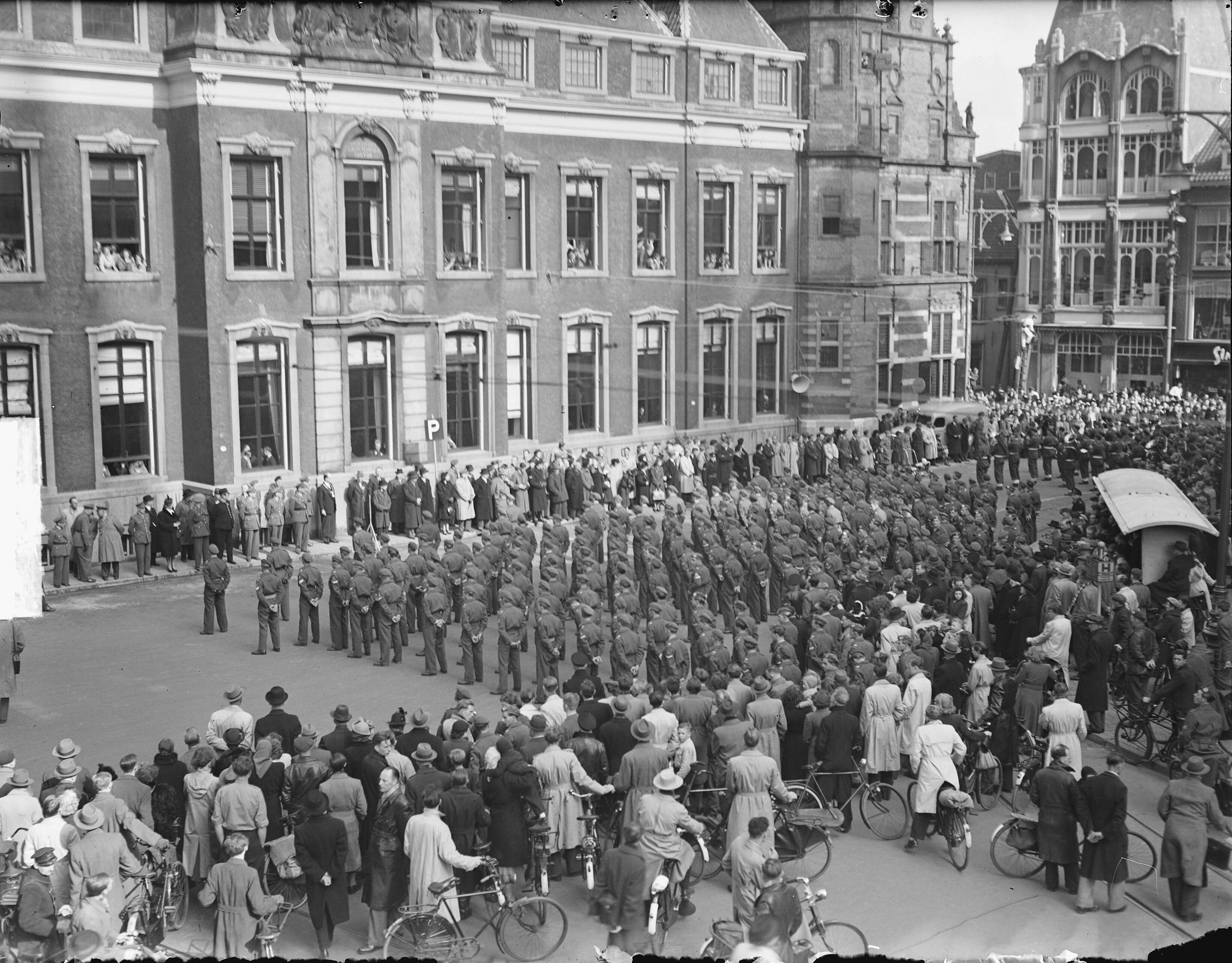 Fotocollectie Anefo — Ontvangst van het 4e bataljon Garderegiment Jagers op het stadhuis van Den Haag aan de Groenmarkt — Foto: Nijs, Jac. de / Anefo. Licentie: Set B: Rechtenvrij / Publiek Domein. Bron: Nationaal Archief. http://hdl.handle.net/10648/a8d6fd8e-d0b4-102d-bcf8-003048976d84