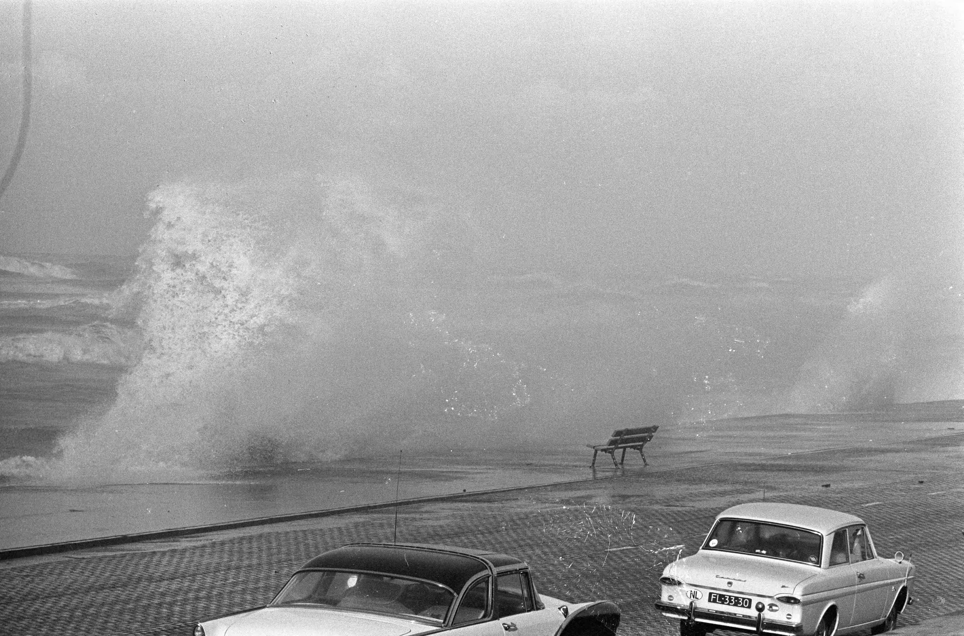 Fotocollectie Anefo — Windkracht 10, golven slaan over boulevard te Scheveningen — Foto: Kroon, Ron / Anefo. Licentie: Set B: Rechtenvrij / Publiek Domein. Bron: Nationaal Archief. http://hdl.handle.net/10648/ab10de94-d0b4-102d-bcf8-003048976d84