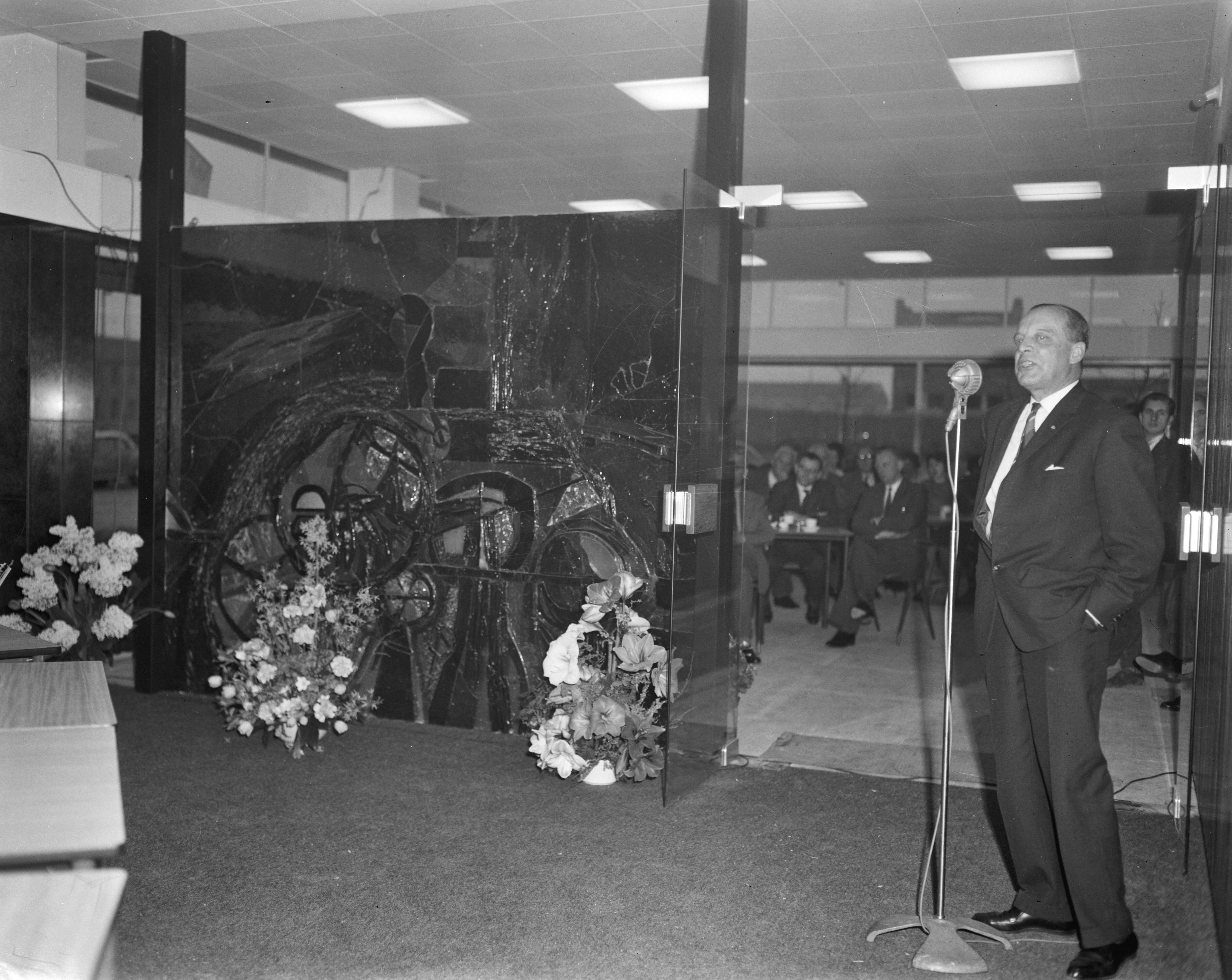 Fotocollectie Anefo — Nieuw gebouw Centraal Bureau voor de afgifte van Rijvaardigheidsbewijzen (CBR) — Foto: Bilsen, Joop van / Anefo. Licentie: Set B: Rechtenvrij / Publiek Domein. Bron: Nationaal Archief. http://hdl.handle.net/10648/aa02a168-d0b4-102d-bcf8-003048976d84