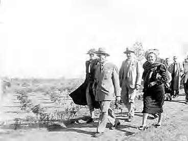 Jaarvergadering in Breda van de KNVvL — Jaarvergadering in Breda van de Kon. Ned. Ver. voor Luchtvaart (KNVvL). Aankomst bij monument Etten-Leur [gedenknaald eerste vlucht boven Nederland in 1909] — Foto: Merk, Ben / Anefo. Licentie: Set B: Rechtenvrij / Publiek Domein. Bron: Nationaal Archief. http://hdl.handle.net/10648/a8c9cd58-d0b4-102d-bcf8-003048976d84