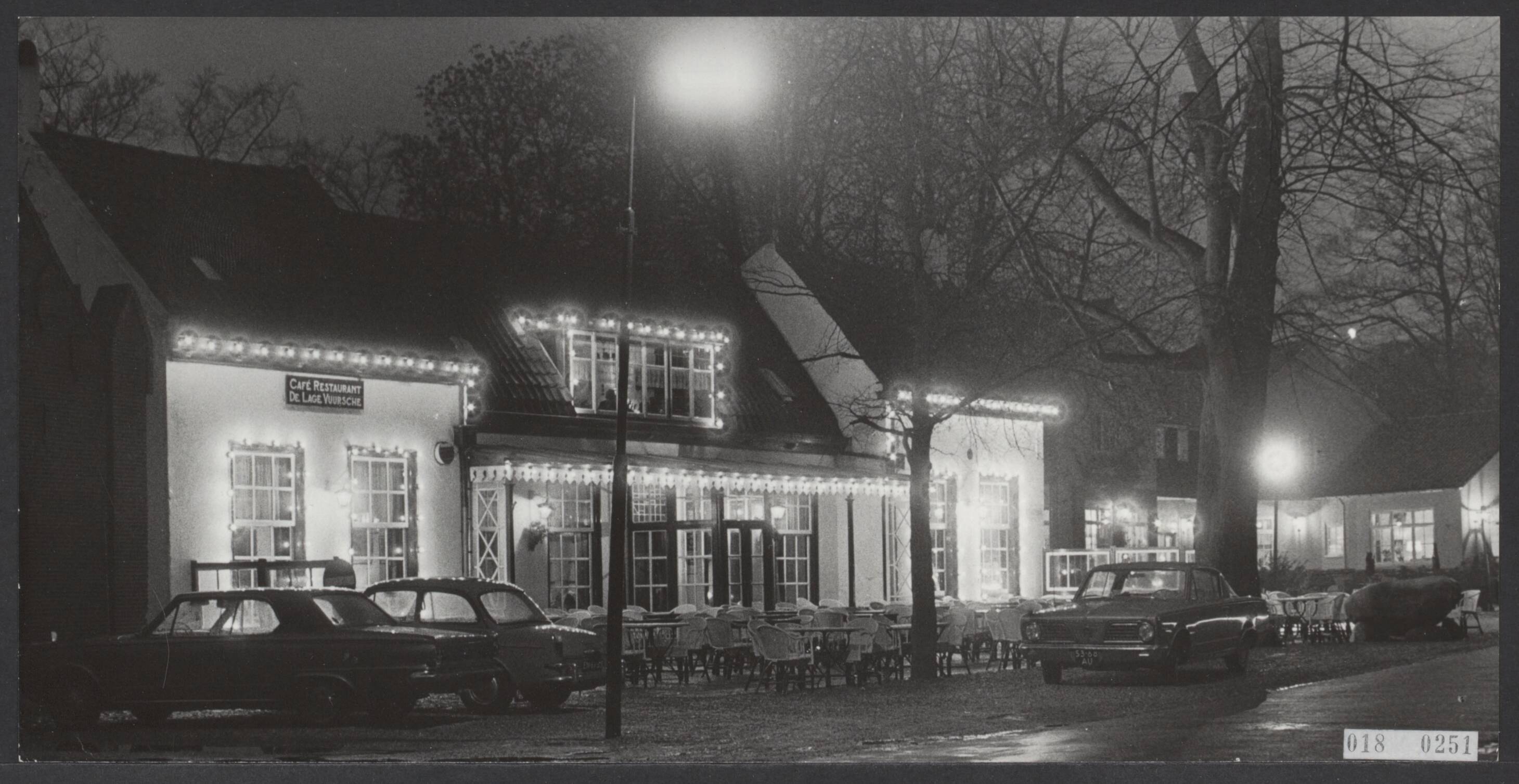 Fotocollectie Elsevier Binnenland — [Serie: drukte rond paleis Drakensteyn en in Lage Vuursche i.v.m. geboorte kroonprins] Ook tegenover kasteel Drakensteyn op de terrassen en binnen in de cafe-restaurants is de rust des avonds weergekeerd. — Foto: Kroon, Ron / Anefo. Licentie: Set B: Rechtenvrij / Publiek Domein. Bron: Nationaal Archief. http://hdl.handle.net/10648/adc1b0f0-d0b4-102d-bcf8-003048976d84