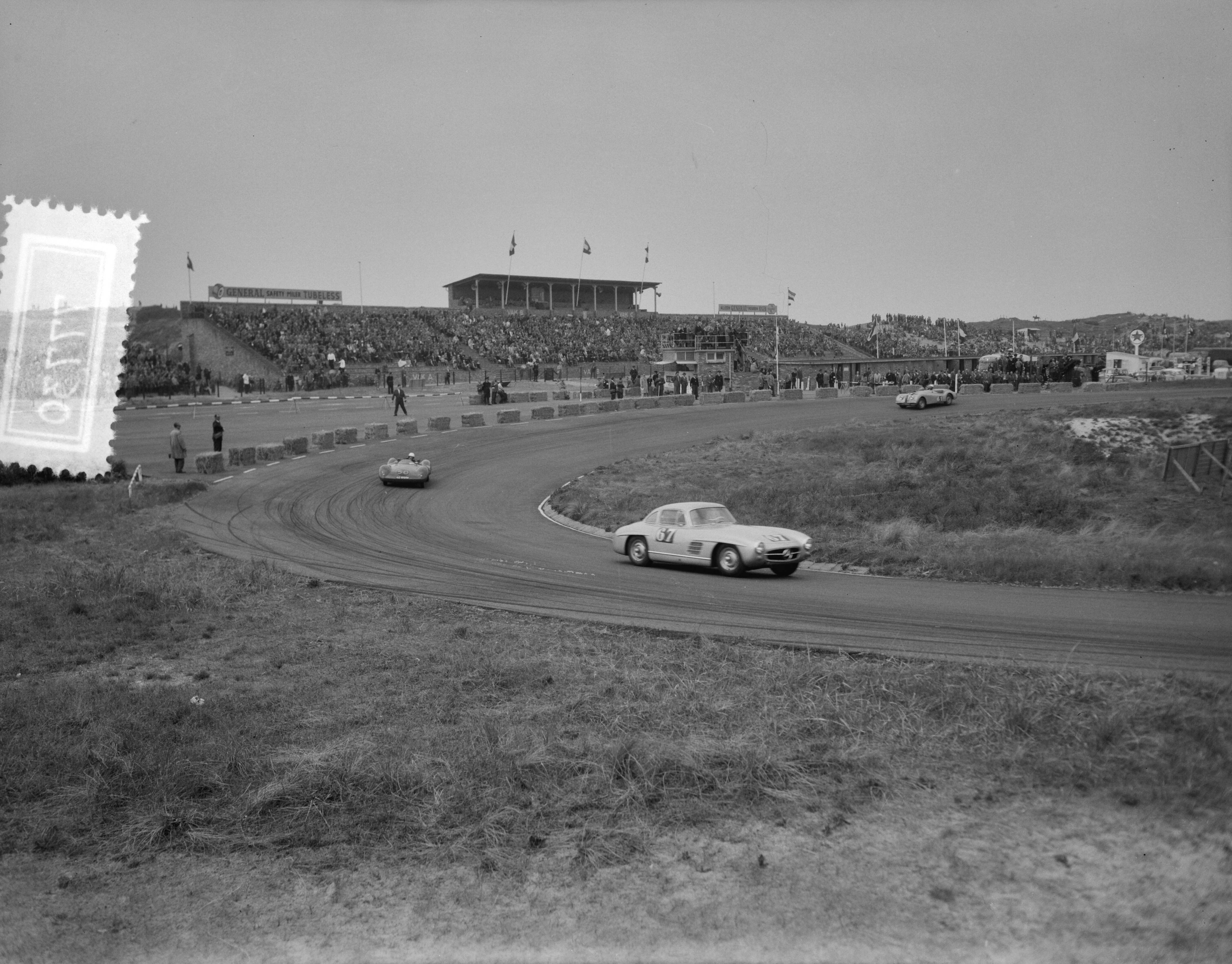 Fotocollectie Anefo — Nationale Sportwagenraces op het circuit van Zandvoort — Foto: Bilsen, Joop van / Anefo. Licentie: Set B: Rechtenvrij / Publiek Domein. Bron: Nationaal Archief. http://hdl.handle.net/10648/a948588a-d0b4-102d-bcf8-003048976d84