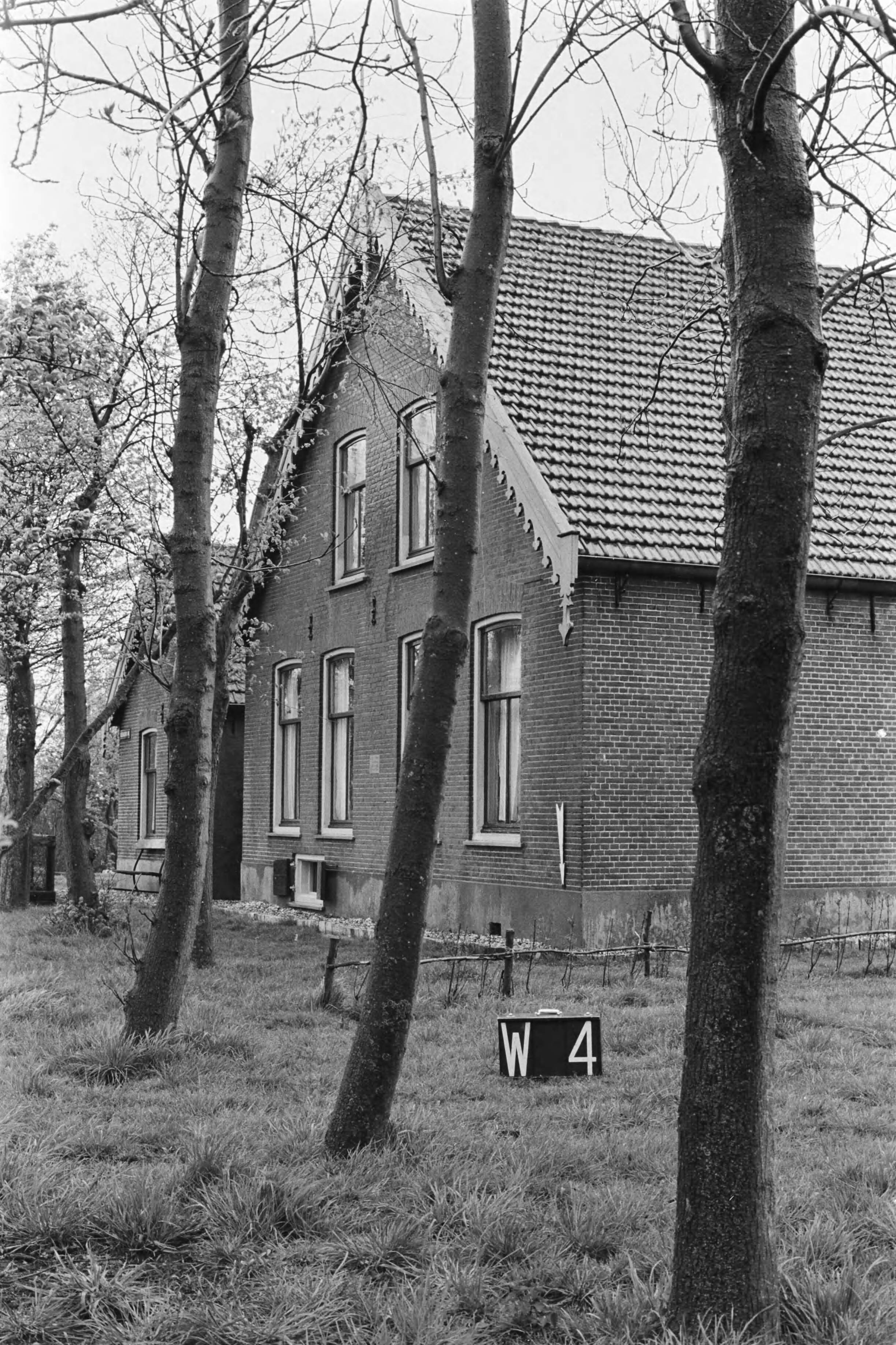 Vaste Punten Cultuurtechnische Dienst — Boerderij te Woubrugge (ruilverkaveling Veenderpolder) — Foto: Fotograaf Onbekend / Heidemij. Licentie: Set B: Rechtenvrij / Publiek Domein. Bron: Nationaal Archief. http://hdl.handle.net/10648/ae97ec42-d0b4-102d-bcf8-003048976d84