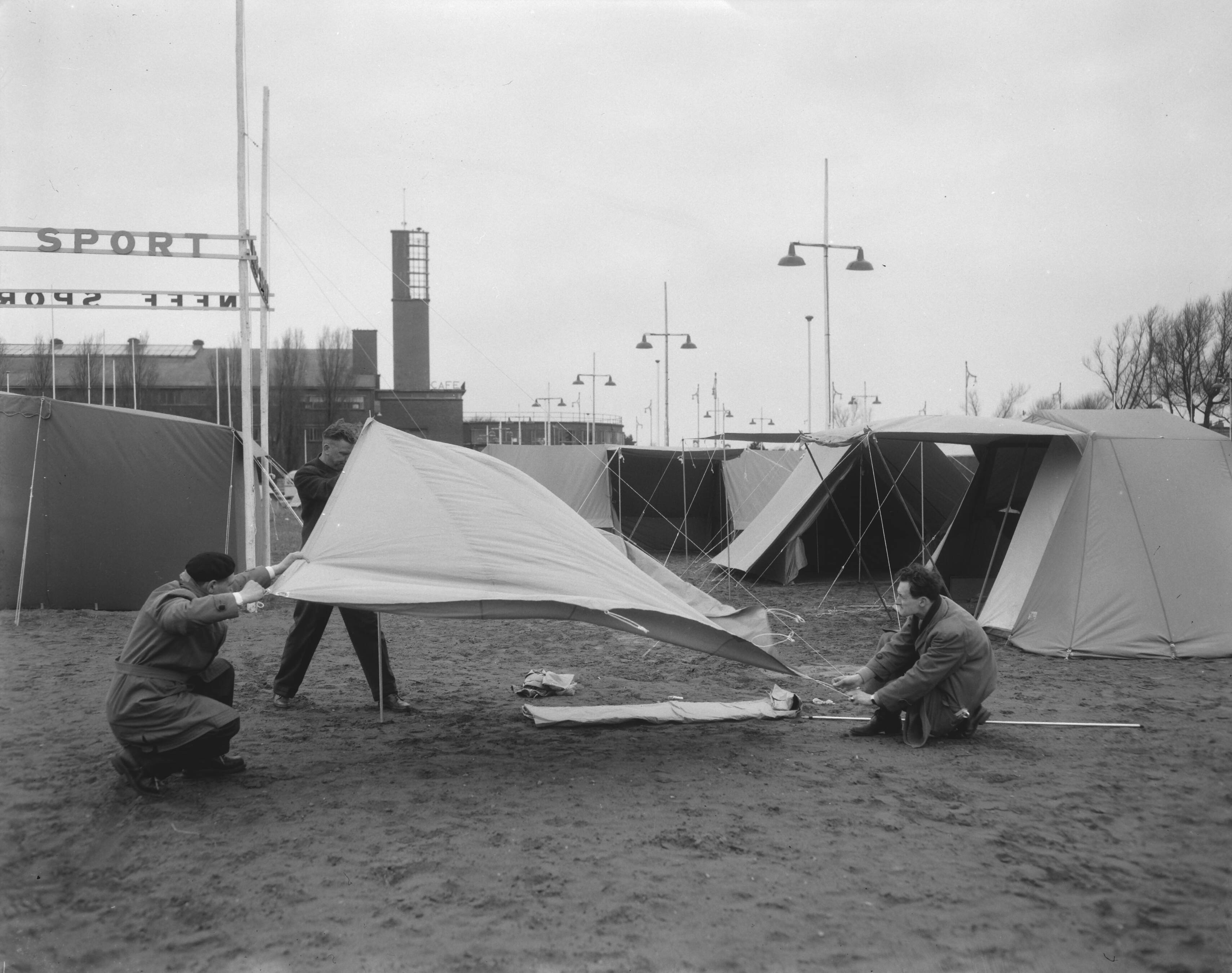 Fotocollectie Anefo — Opbouw tentoonstelling "Goed Kamp" te Den Haag — Foto: Pot, Harry / Anefo. Licentie: Set B: Rechtenvrij / Publiek Domein. Bron: Nationaal Archief. http://hdl.handle.net/10648/a979616e-d0b4-102d-bcf8-003048976d84