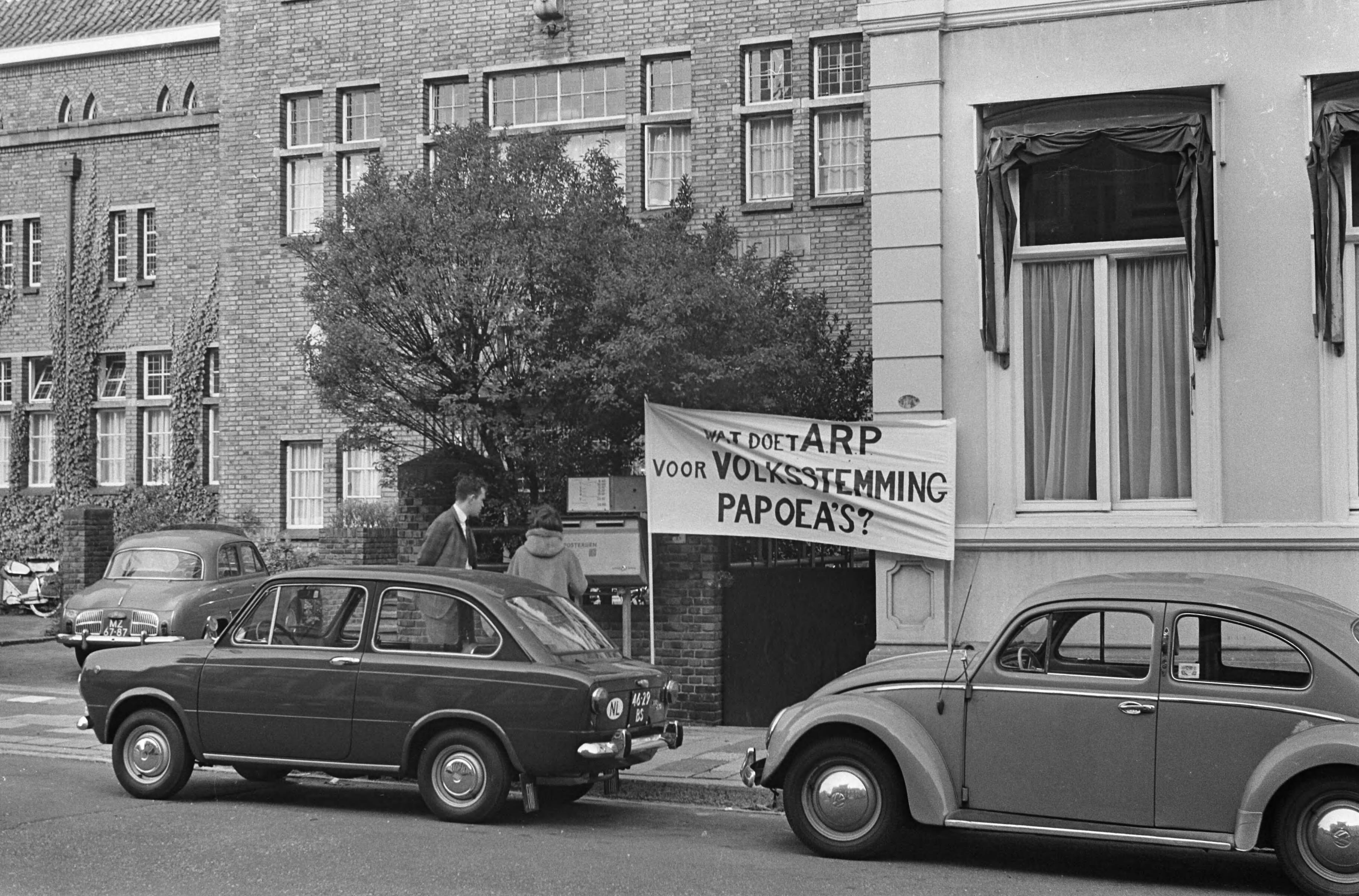 Demonstratie "Door de eeuwen heen" te Den Haag — Demonstranten voor het partijgebouw van de ARP met een spandoek met het opschrift: "Wat doet ARP voor Volksstemming Papoea's?" — Foto: Fotograaf Onbekend / Anefo. Licentie: Set B: Rechtenvrij / Publiek Domein. Bron: Nationaal Archief. http://hdl.handle.net/10648/ab013ce6-d0b4-102d-bcf8-003048976d84