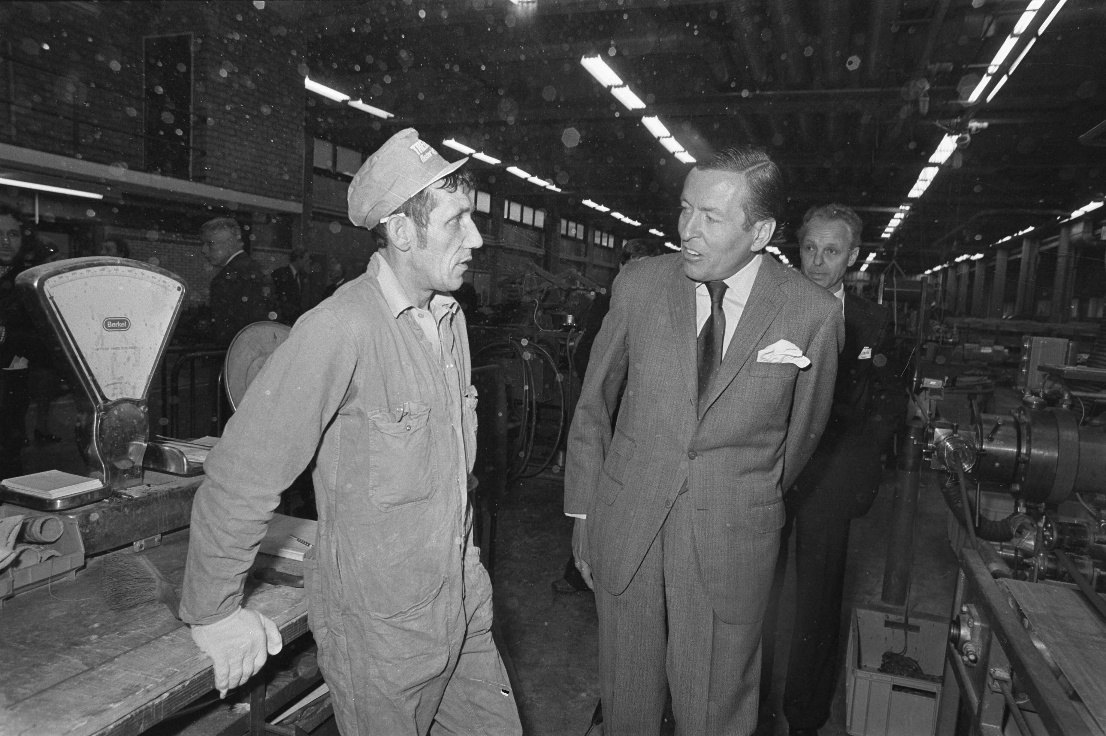 Fotocollectie Anefo — Prins Claus bij opening Trelleborg in Hoogezond (Groningen); Prins Claus maakt rondgang door fabriek en spreekt met werknemers — Foto: Mieremet, Rob / Anefo. Licentie: Set B: Rechtenvrij / Publiek Domein. Bron: Nationaal Archief. http://hdl.handle.net/10648/ac5b762e-d0b4-102d-bcf8-003048976d84