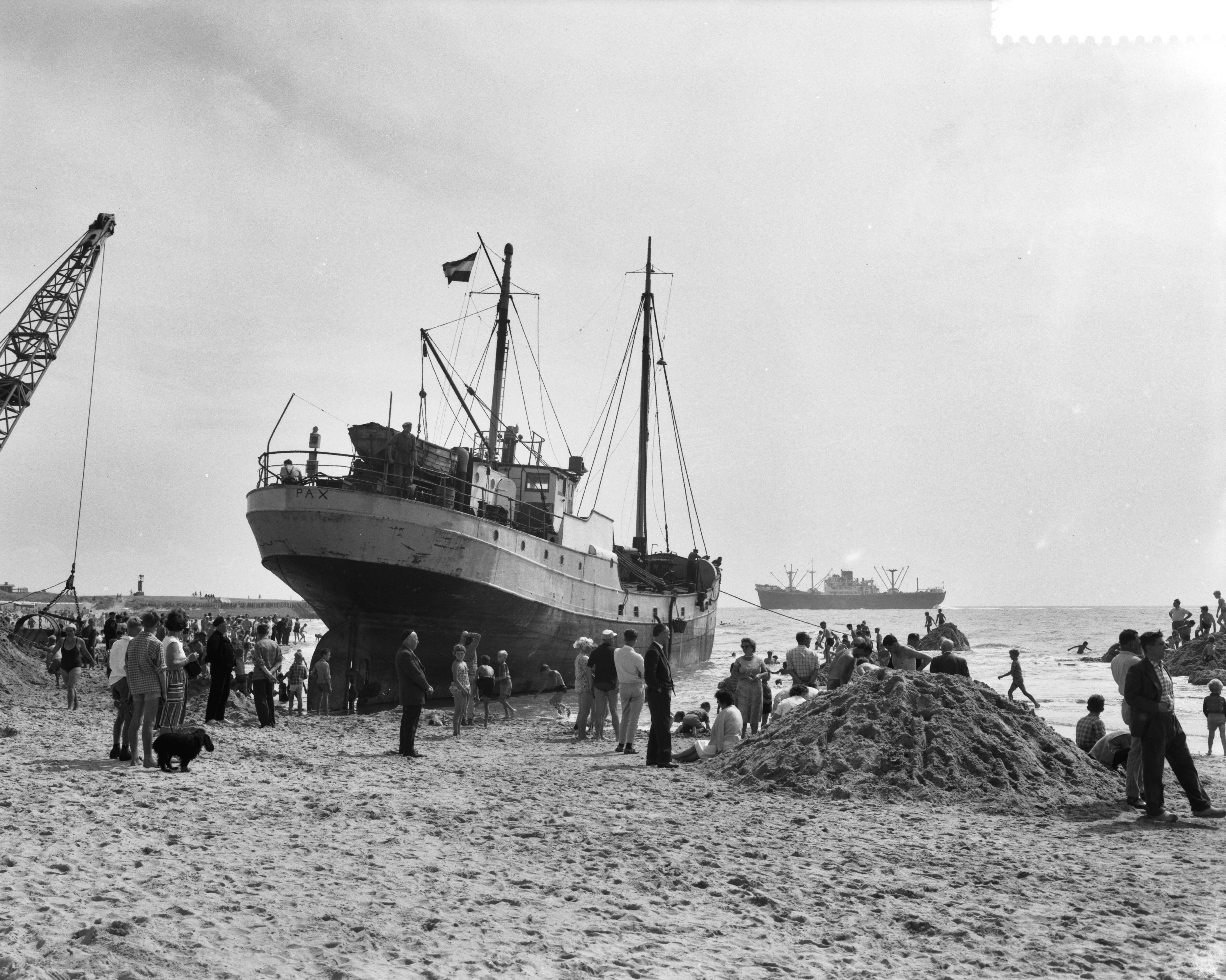 Fotocollectie Anefo — Bergingspoging Groningse kustvaarder "Pax" mislukt. Het schip op het strand van Westkapelle — Foto: Rossem, Wim van / Anefo. Licentie: Set B: Rechtenvrij / Publiek Domein. Bron: Nationaal Archief. http://hdl.handle.net/10648/a9b548a0-d0b4-102d-bcf8-003048976d84