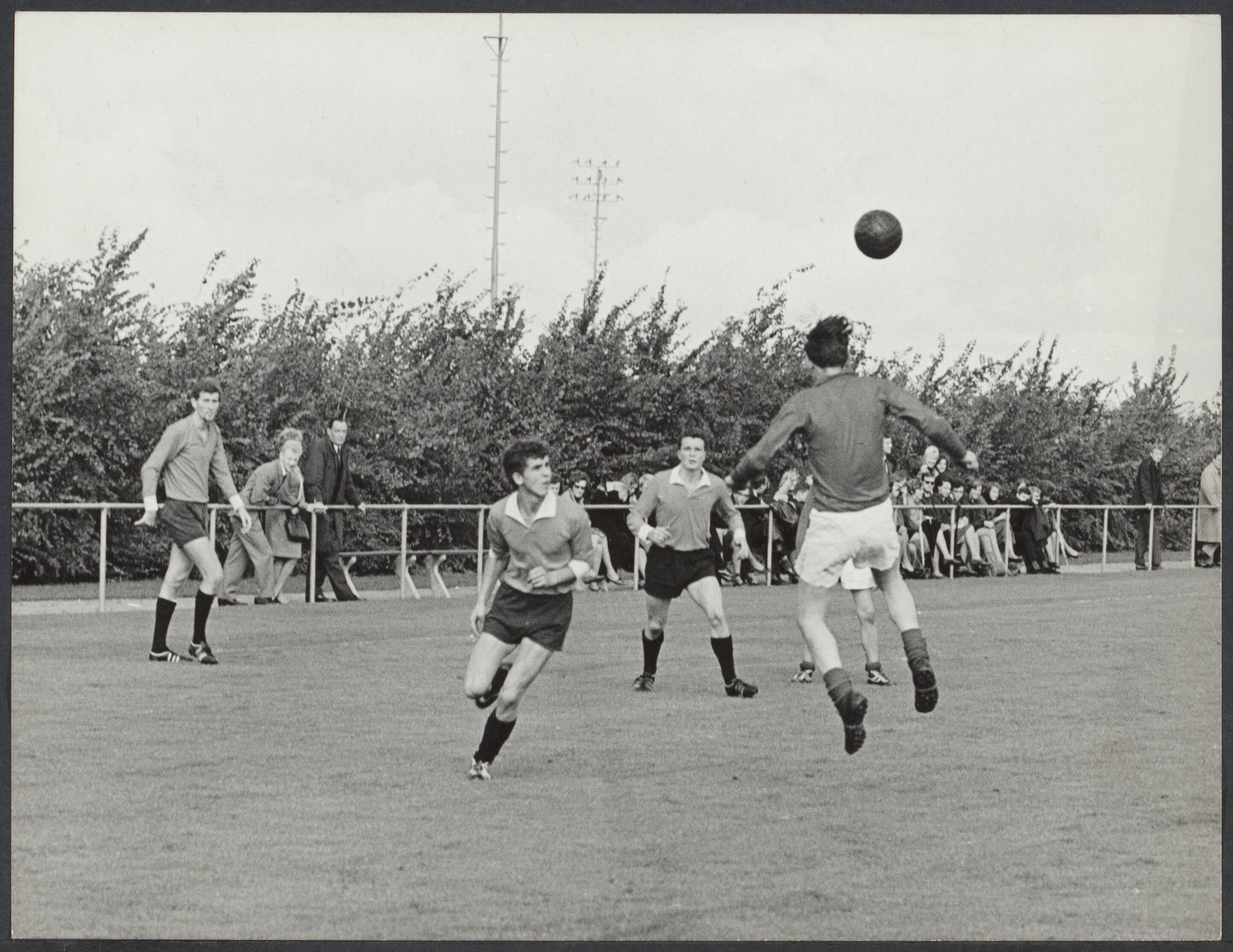Spaarnestad. Sport en Spel - Nederland — [Serie bedrijfsvoetbal Spaarnestad, diverse jaren] H.D.J - Bruna voetballen oct '65 — Foto: Essenberg, Hans / Spaarnestad / Spaarnestad Photo (05887). Licentie: Set B: Rechtenvrij / Publiek Domein. Bron: Nationaal Archief. http://hdl.handle.net/10648/979a94c9-1f78-f1e8-e507-ee6dfa5daff5
