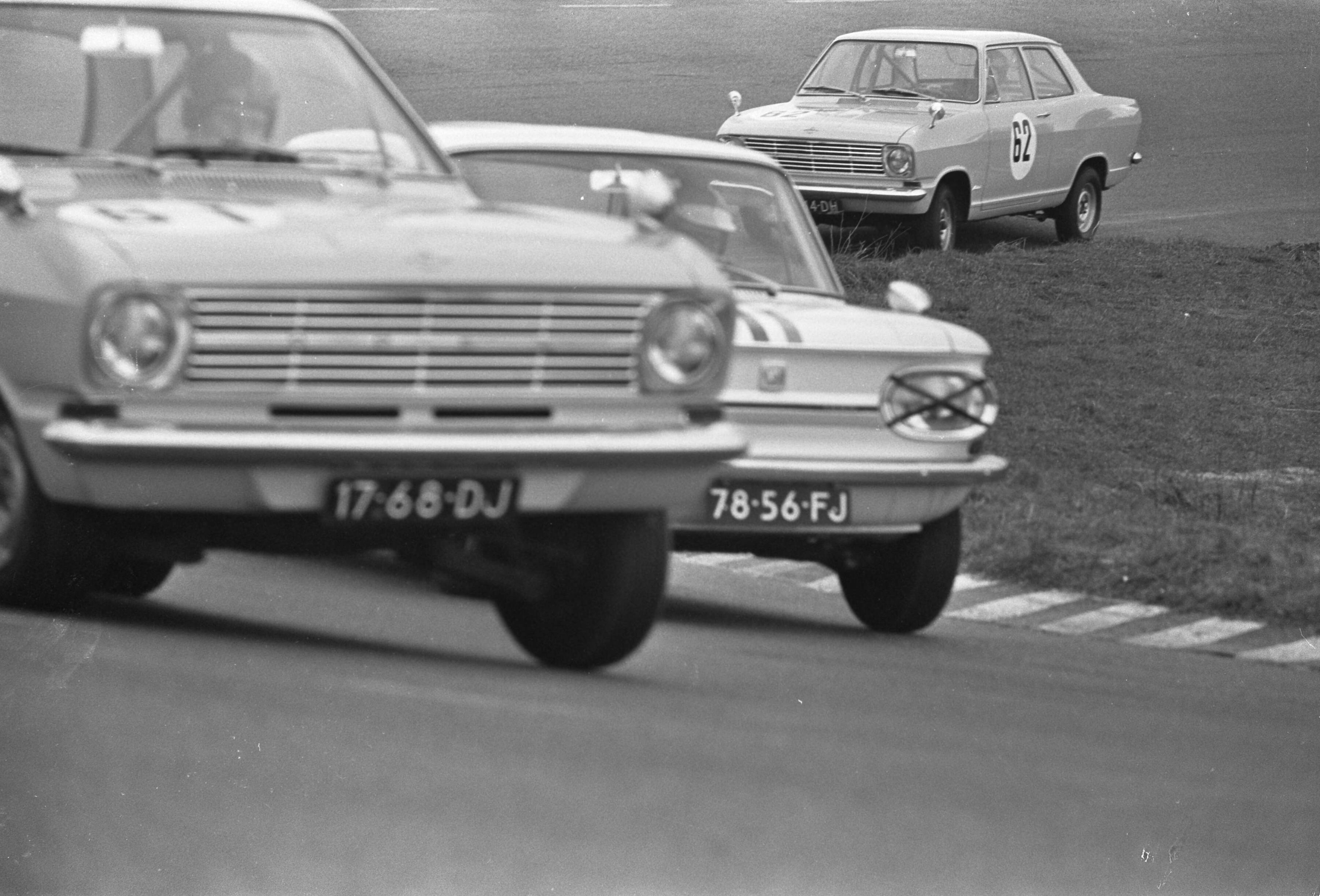 Fotocollectie Anefo — Autoraces op Zandvoort. Standaard automobielen — Foto: Jongerhuis, Pieter / Anefo. Licentie: Set B: Rechtenvrij / Publiek Domein. Bron: Nationaal Archief. http://hdl.handle.net/10648/ab3c42dc-d0b4-102d-bcf8-003048976d84