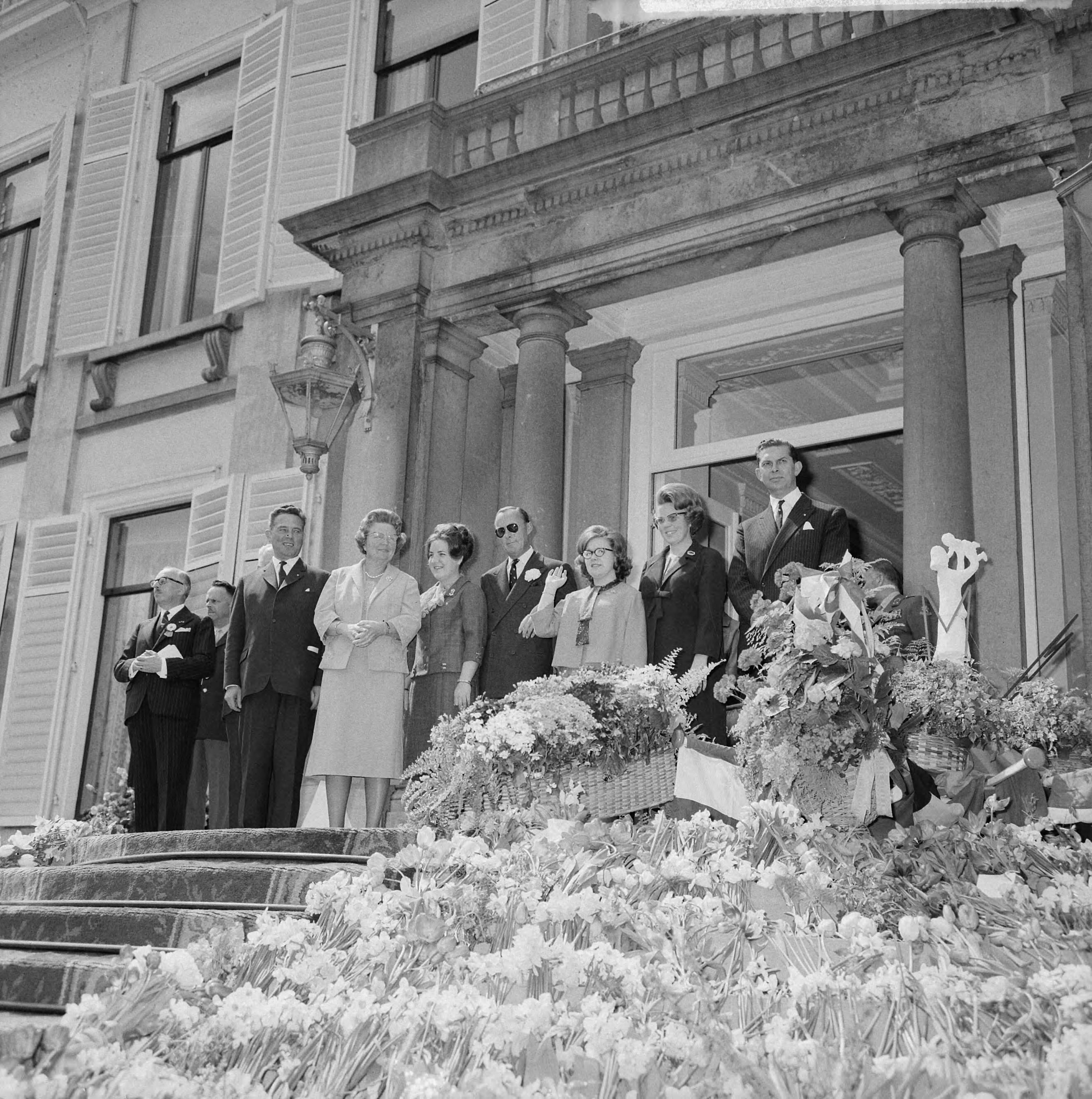 Koninginnedag 1964 — Defilé Soestdijk, de koninklijke familie op het bordes — Foto: Nijs, Jac. de / Anefo. Licentie: Set B: Rechtenvrij / Publiek Domein. Bron: Nationaal Archief. http://hdl.handle.net/10648/aa66d3fe-d0b4-102d-bcf8-003048976d84
