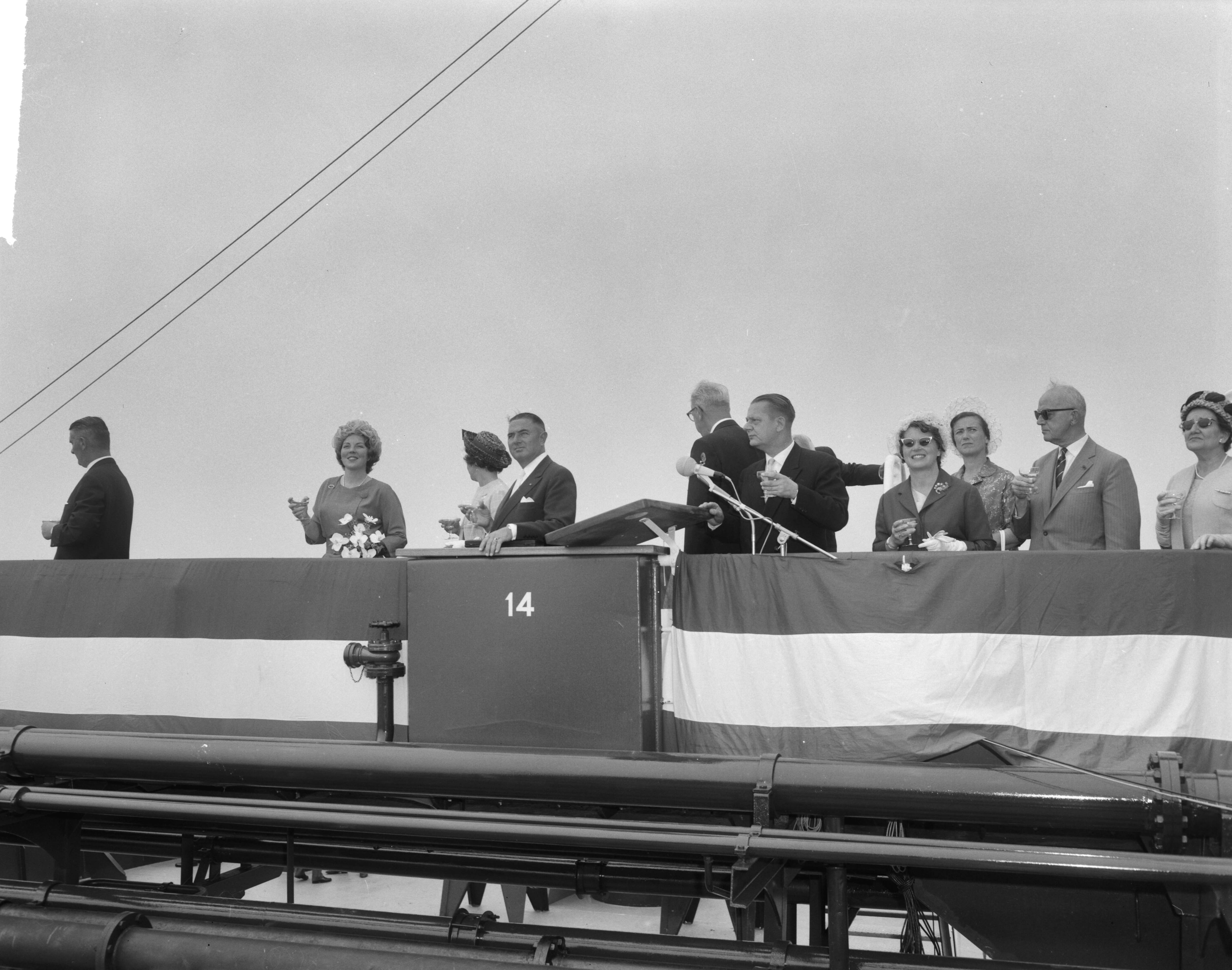 Fotocollectie Anefo — Prinses Beatrix doopte de grootste tanker "Esso Den Haag" op de Noordzee. Links van haar haar particuliere secretaresse mej. M.J.J. Wijnen en Cornelis Verolme — Foto: Bilsen, Joop van / Anefo. Licentie: Set B: Rechtenvrij / Publiek Domein. Bron: Nationaal Archief. http://hdl.handle.net/10648/aa3dcc98-d0b4-102d-bcf8-003048976d84
