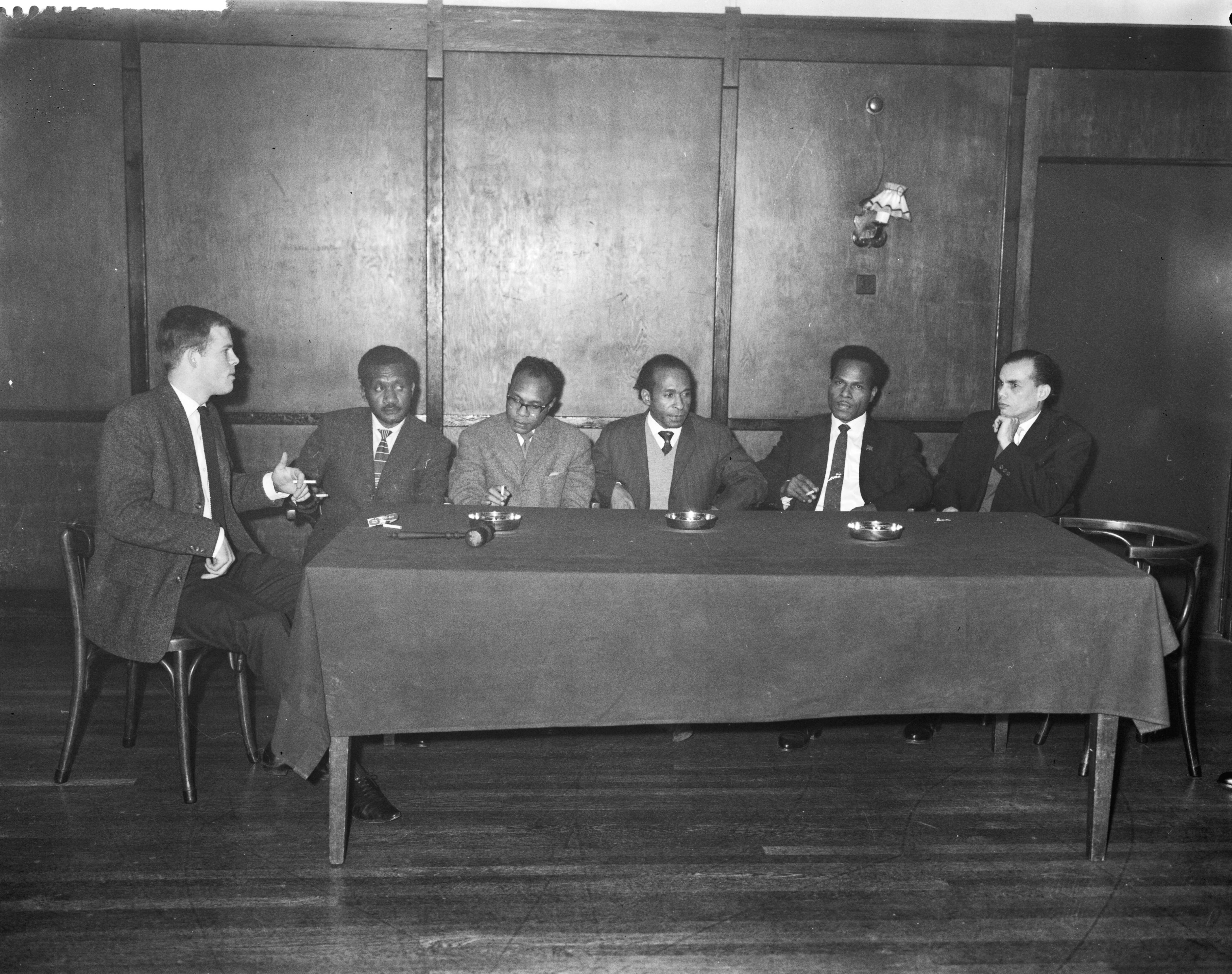 Fotocollectie Anefo — Forum van Papoea's gevormd op verzoek van de JOVD in Koog aan de Zaan met vlnr. D.W. Out (voorzitter JOVD), E. Semisu (bestuurslid Parna), A I. Indey (hoofd bestuurslid Parna), H. Wajoi (voorzitter Parna), M. Ouggé (bestuurslid Parna) en J. de Witt (bestuurslid Parna) — Foto: Rossem, Wim van / Anefo. Licentie: Set B: Rechtenvrij / Publiek Domein. Bron: Nationaal Archief. http://hdl.handle.net/10648/a9f84d4e-d0b4-102d-bcf8-003048976d84