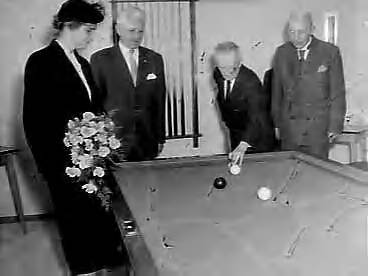 Fotocollectie Anefo — Opening bejaardencentrum Twickelstraat Den Haag. Minister mej. mr. dr. M. Klompé bij een biljarttafel met biljarters — Foto: Pot, Harry / Anefo. Licentie: Set B: Rechtenvrij / Publiek Domein. Bron: Nationaal Archief. http://hdl.handle.net/10648/a95cb6b8-d0b4-102d-bcf8-003048976d84